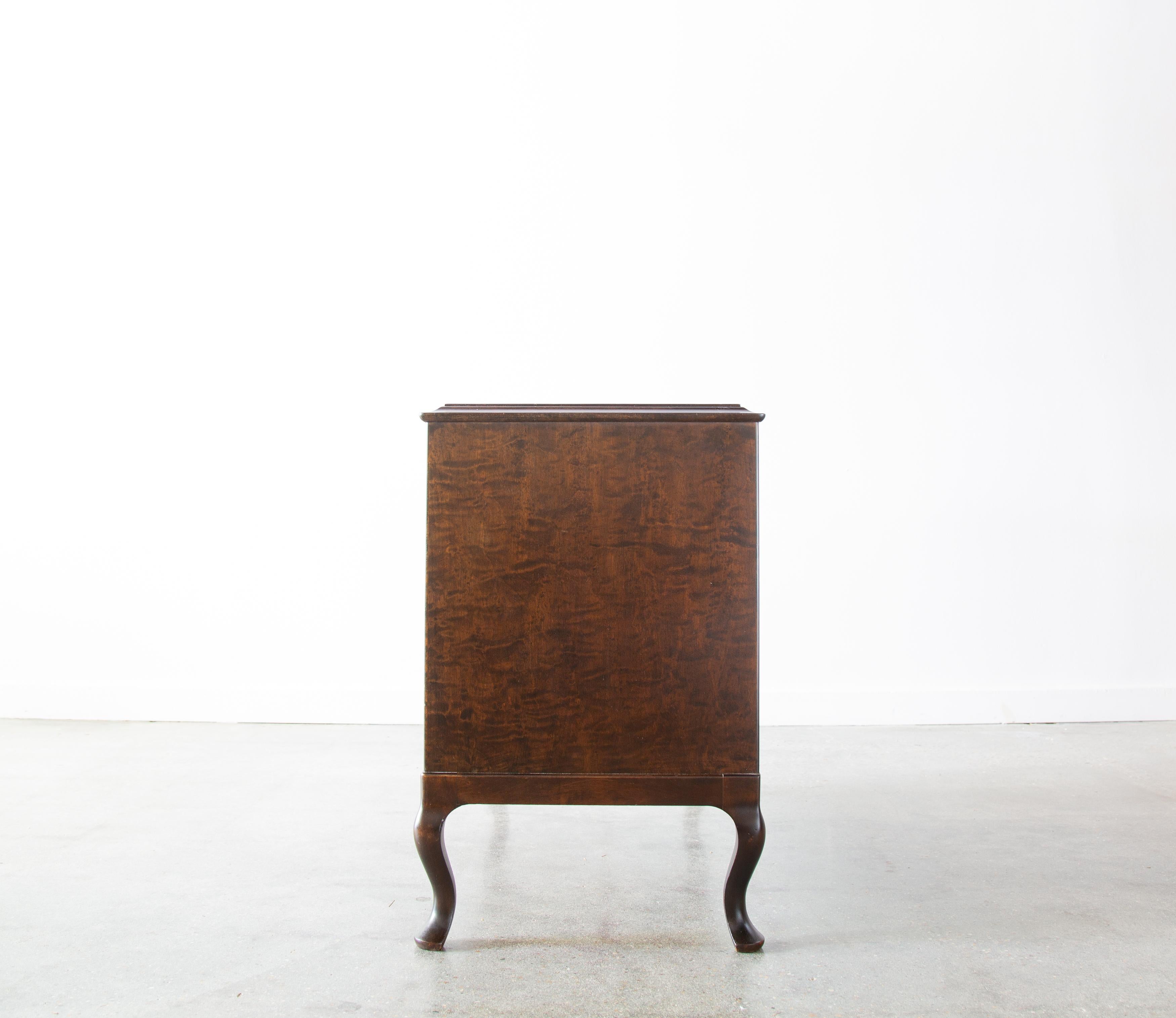 Petit meuble suédois marqueté à 3 tiroirs avec clé Carl Malmsten des années 1920 Bon état - En vente à Virginia Beach, VA