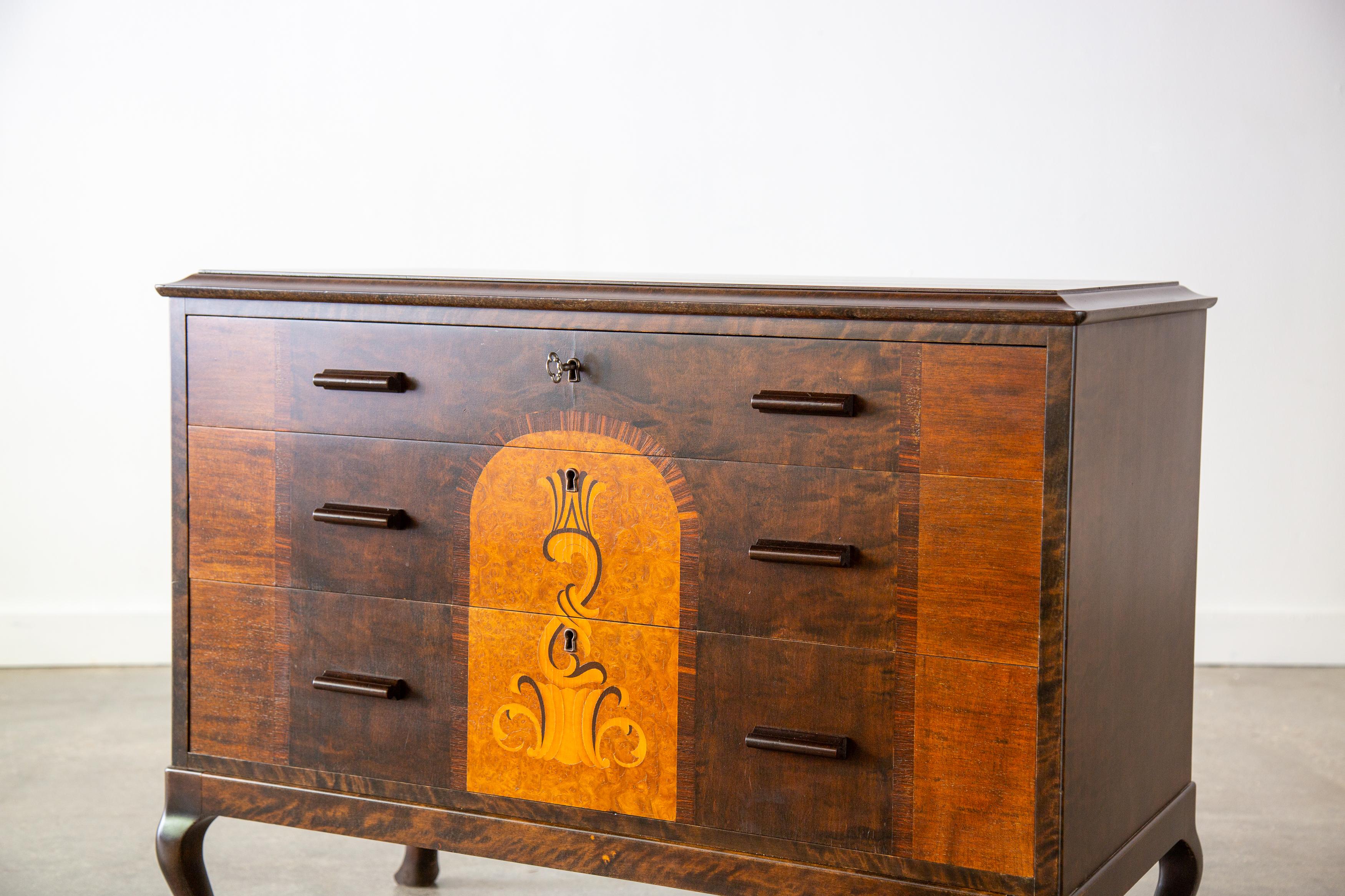 Début du 20ème siècle Petit meuble suédois marqueté à 3 tiroirs avec clé Carl Malmsten des années 1920 en vente