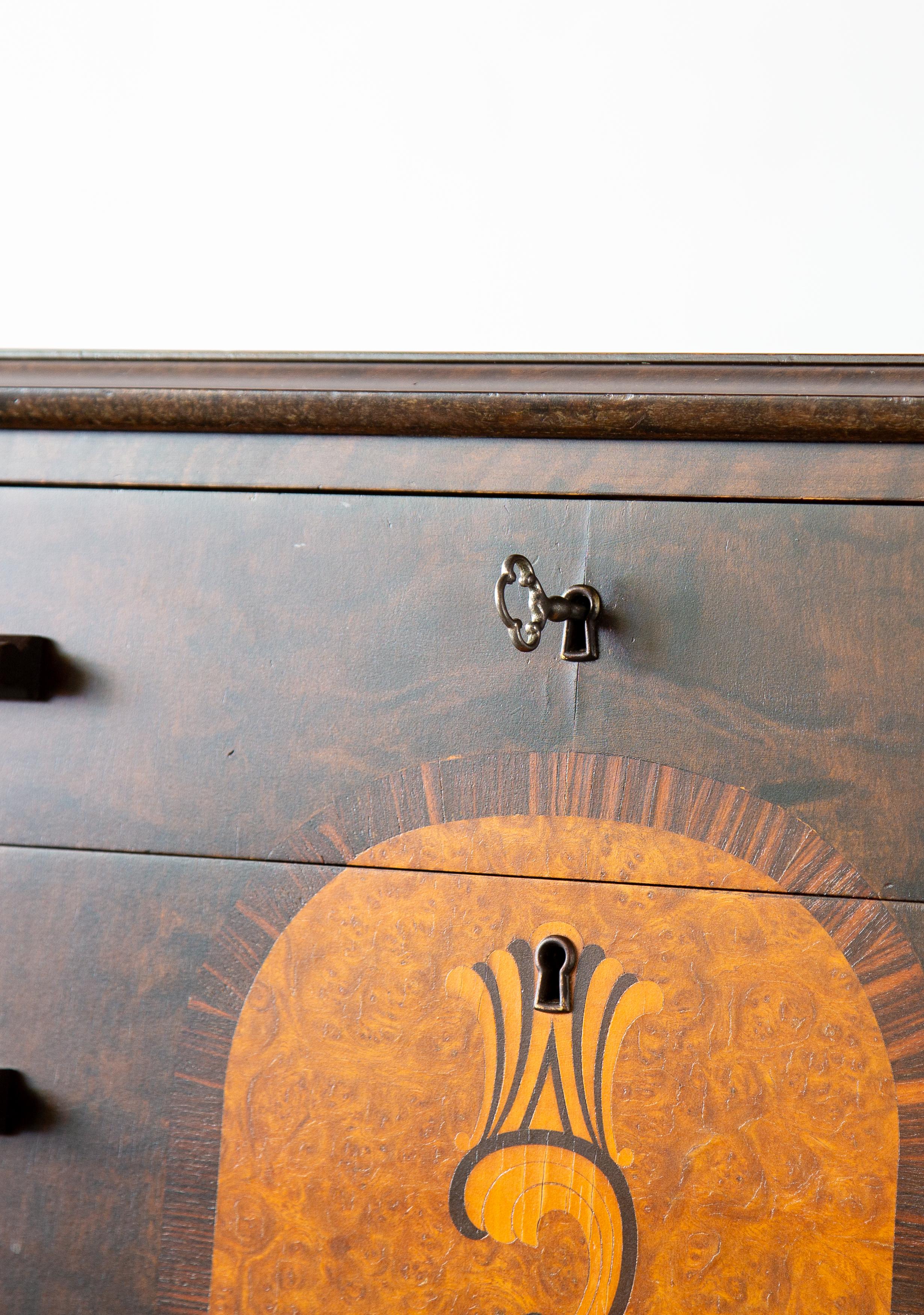 Bouleau Petit meuble suédois marqueté à 3 tiroirs avec clé Carl Malmsten des années 1920 en vente