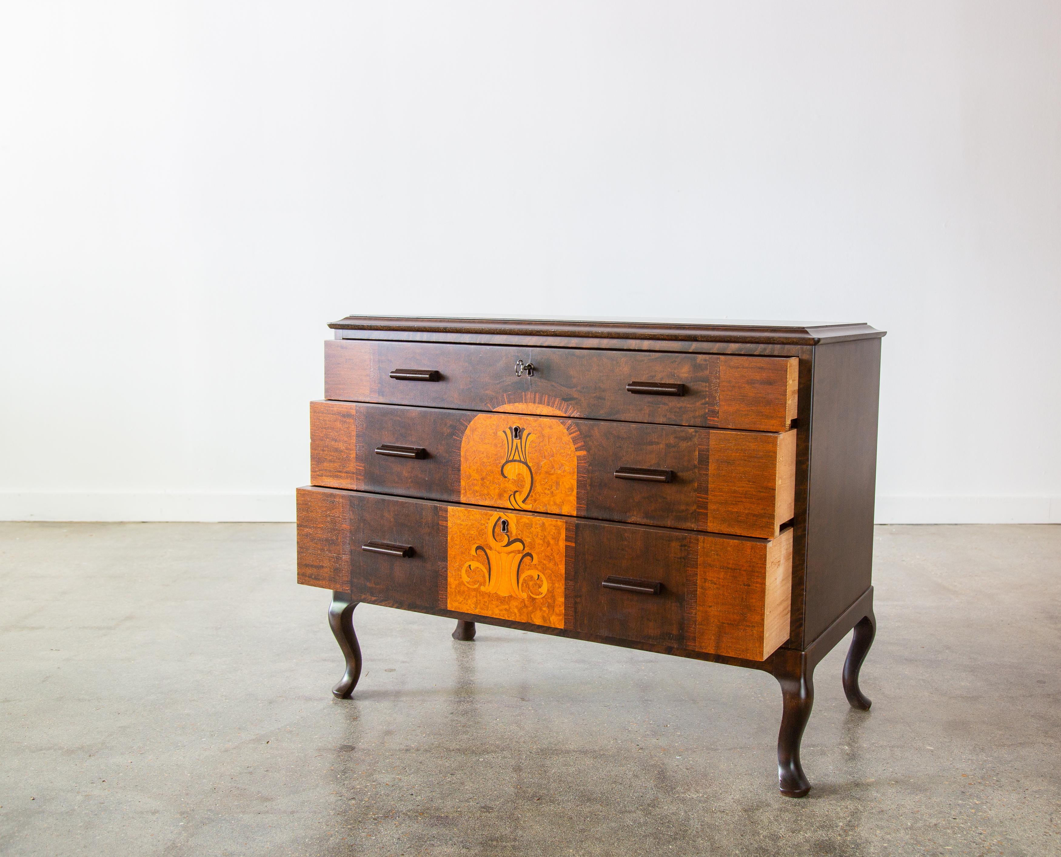Petit meuble suédois marqueté à 3 tiroirs avec clé Carl Malmsten des années 1920 en vente 2