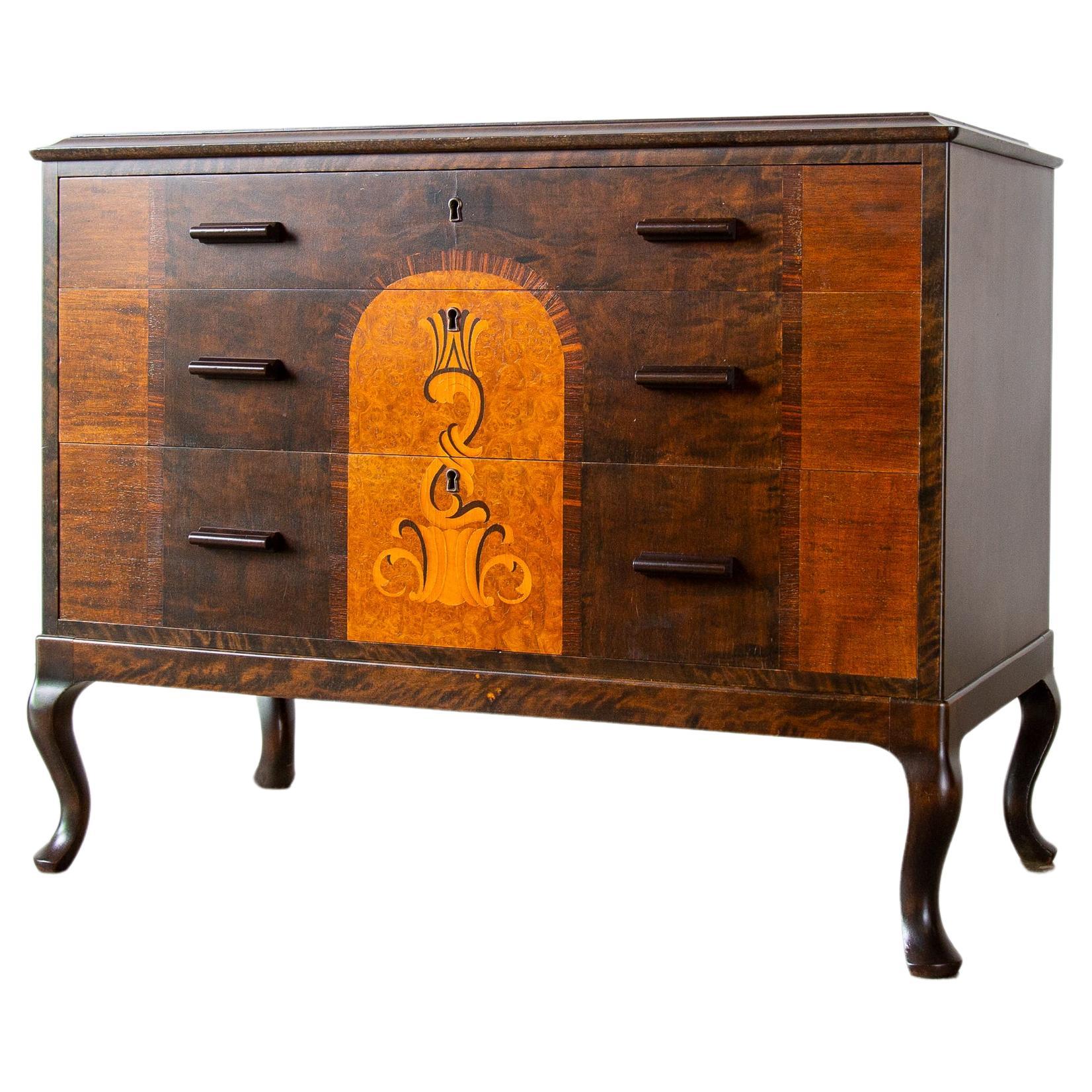 Petit meuble suédois marqueté à 3 tiroirs avec clé Carl Malmsten des années 1920 en vente