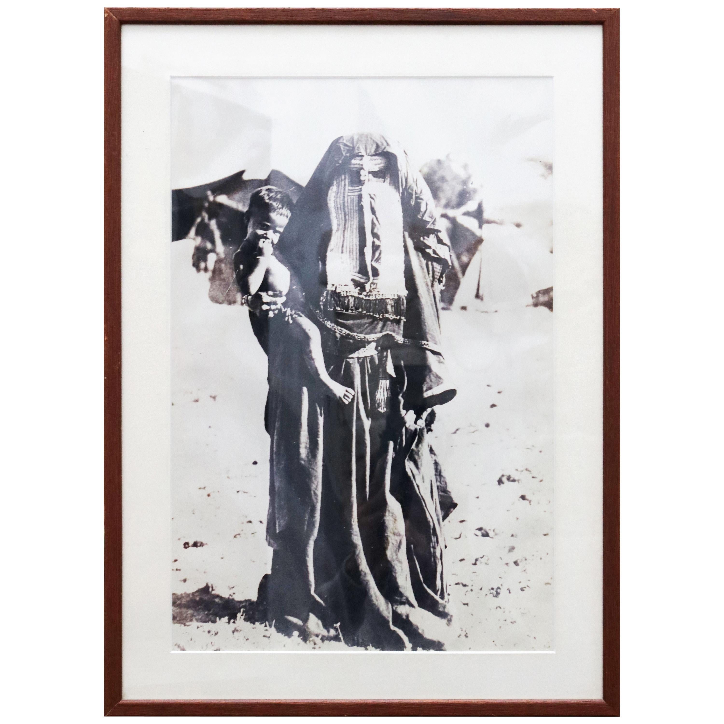 Photo d'une femme arabe portant un Burqa et tenant un enfant, années 1920 en vente
