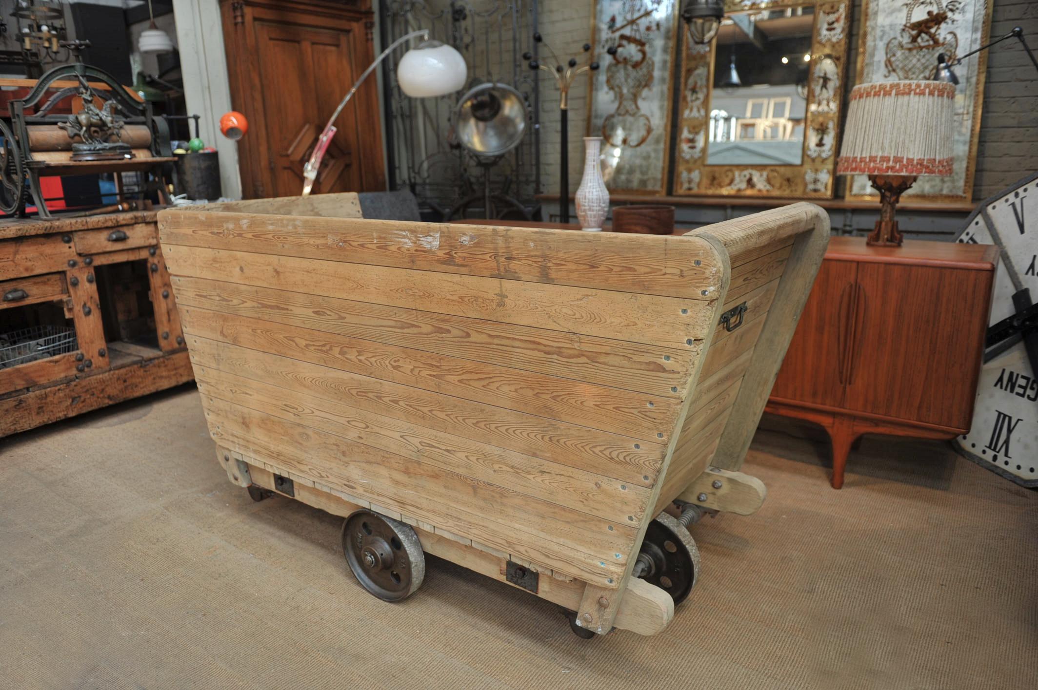 1920s Pine and Metal Wheels Trolley in Reupholstered in Sofa In Excellent Condition In Roubaix, FR