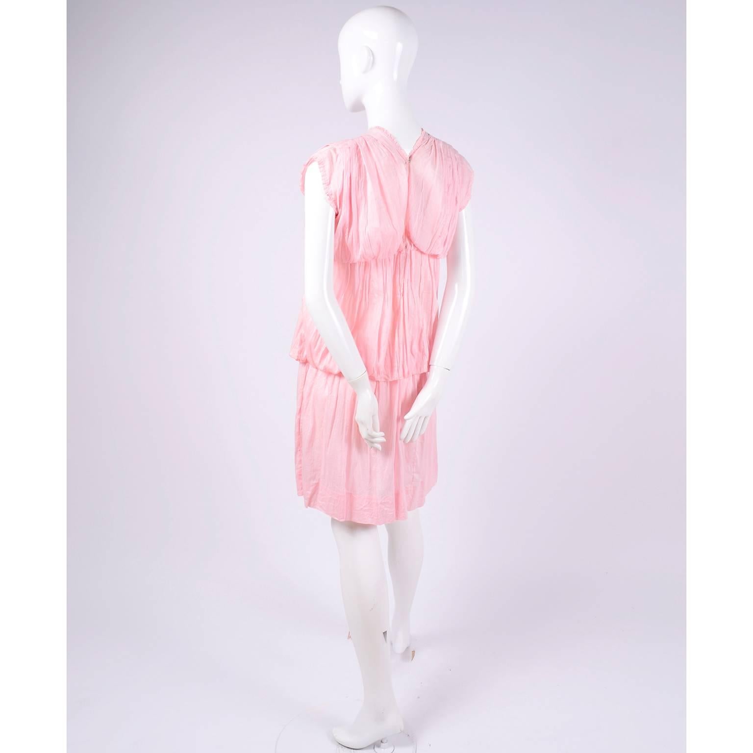Rose Robe rose vintage des années 1920, style grec, en voile de coton fin avec cordon en satin en vente