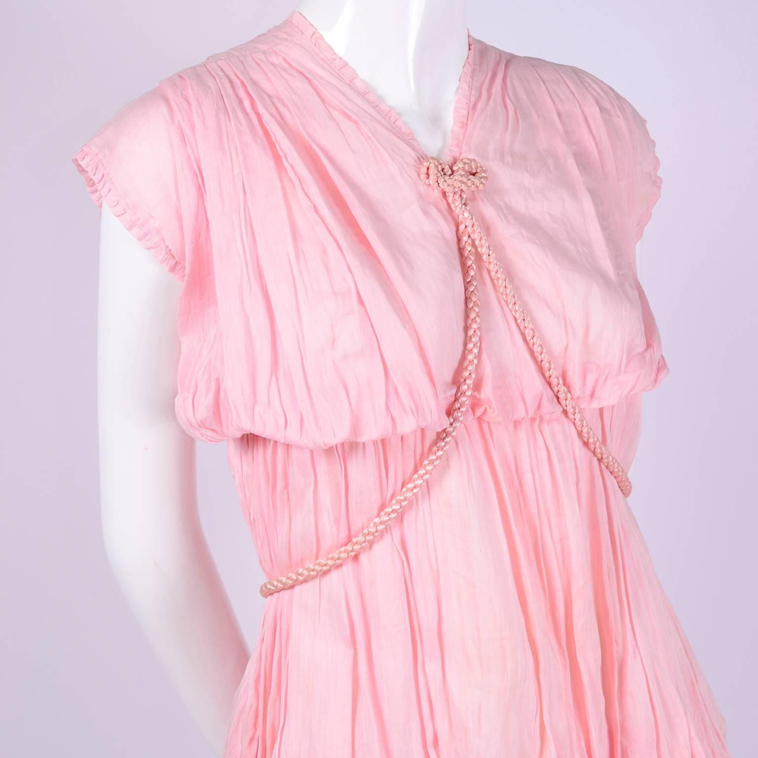 Robe rose vintage des années 1920, style grec, en voile de coton fin avec cordon en satin Pour femmes en vente