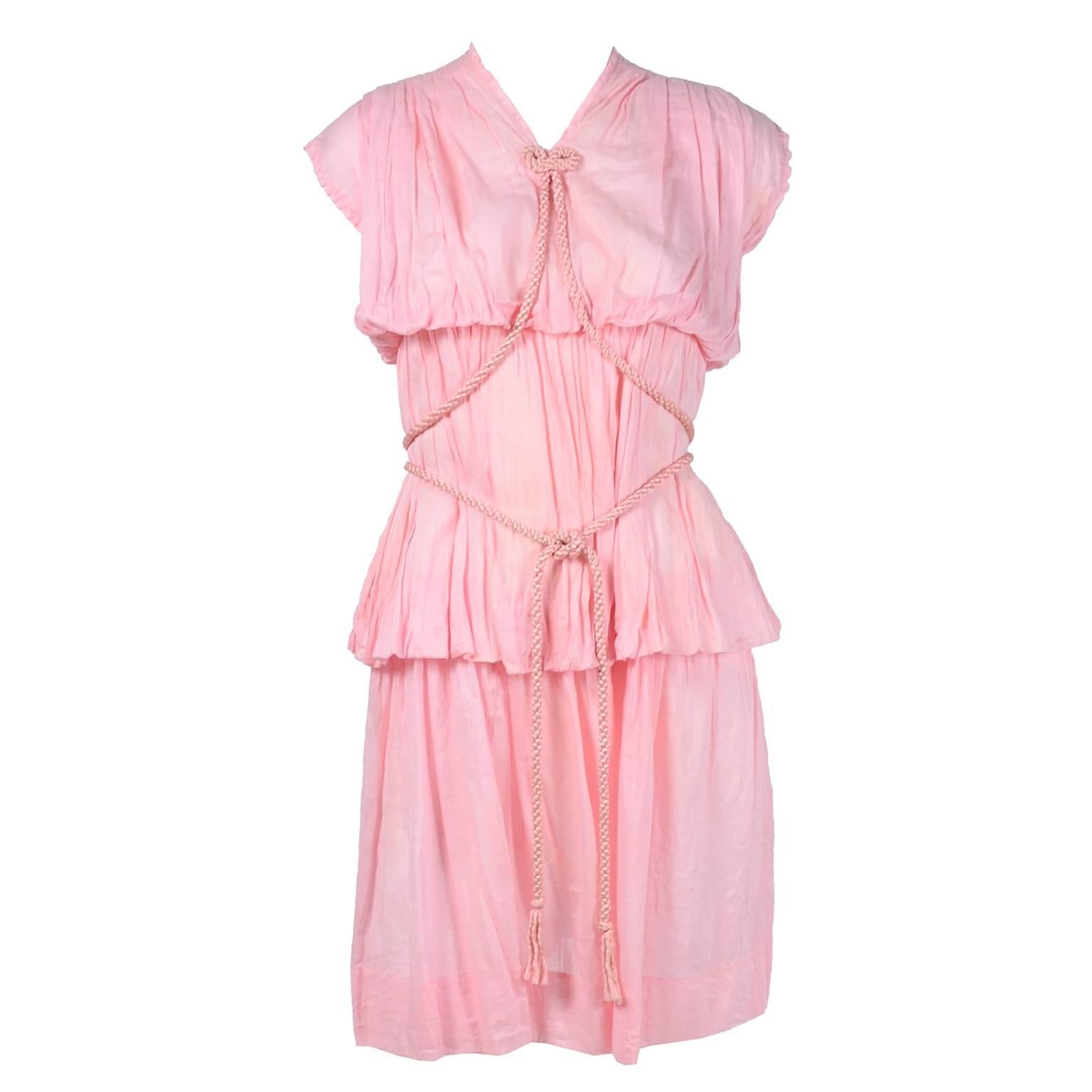 Robe rose vintage des années 1920, style grec, en voile de coton fin avec cordon en satin en vente