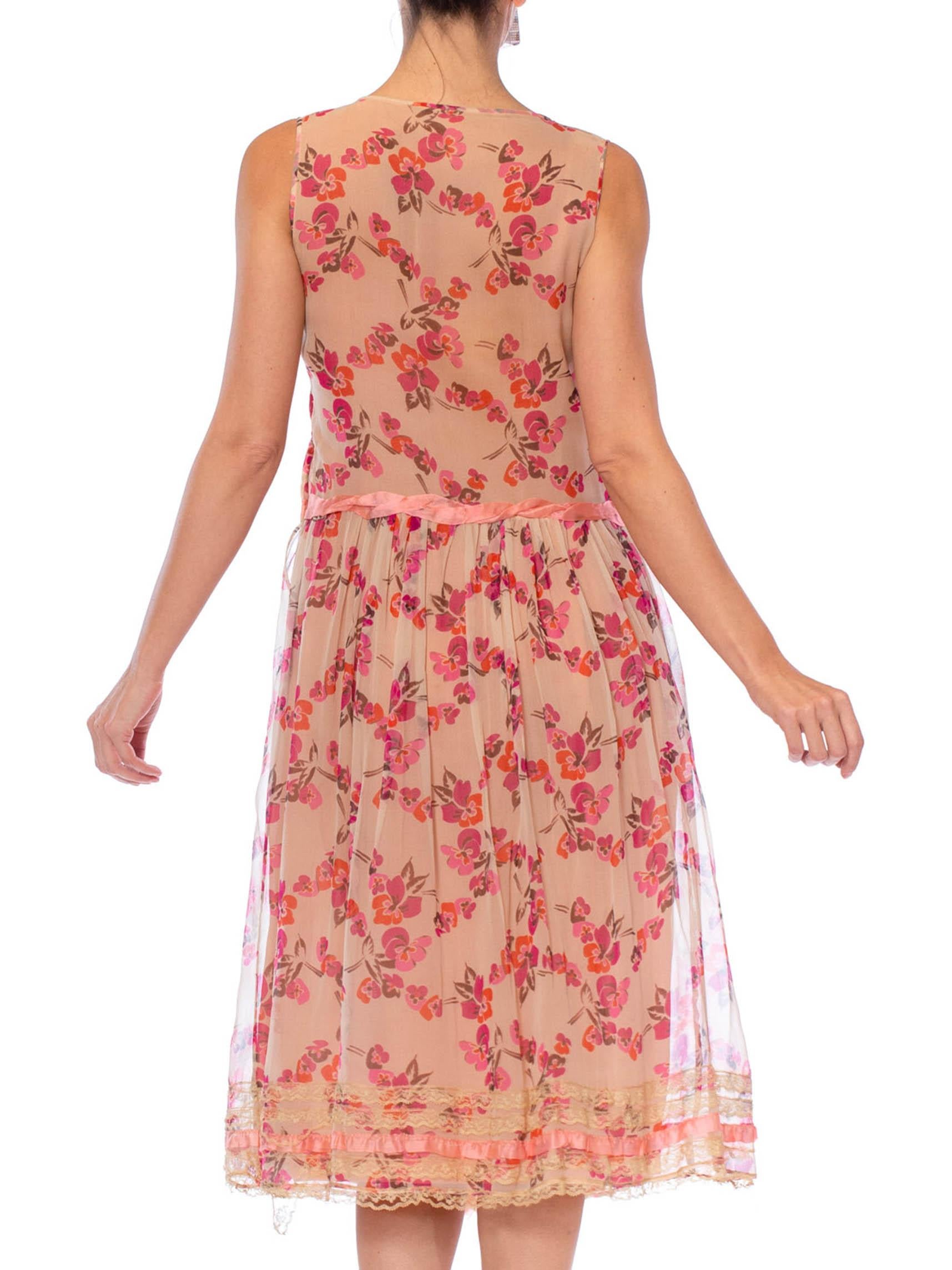 Années 1920  Robe en mousseline de soie rose à fleurs entièrement doublée de dentelle et de volants à rubans en vente 5