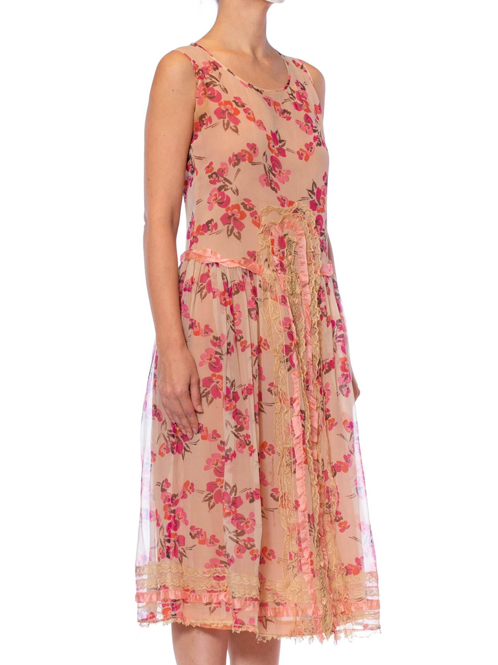 1920S  Robe en mousseline de soie à fleurs roses entièrement doublée avec volants en dentelle et rubans Petites Roses