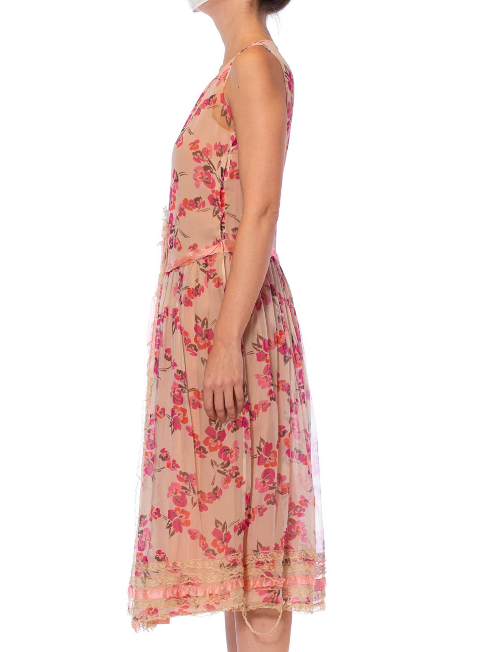 Beige Années 1920  Robe en mousseline de soie rose à fleurs entièrement doublée de dentelle et de volants à rubans en vente