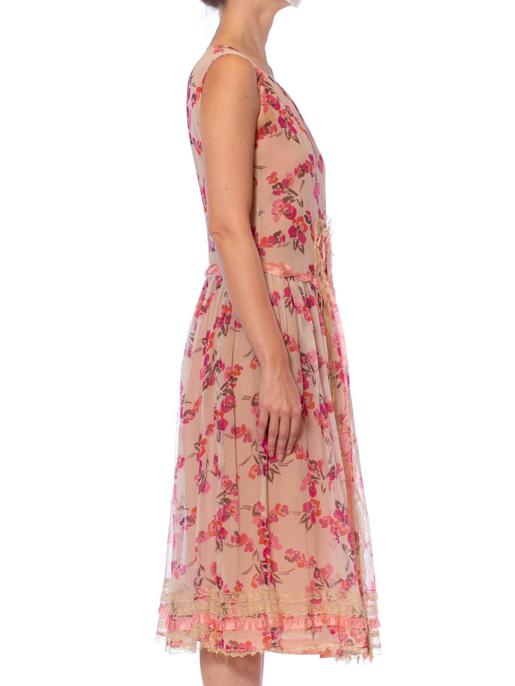 Années 1920  Robe en mousseline de soie rose à fleurs entièrement doublée de dentelle et de volants à rubans Bon état - En vente à New York, NY