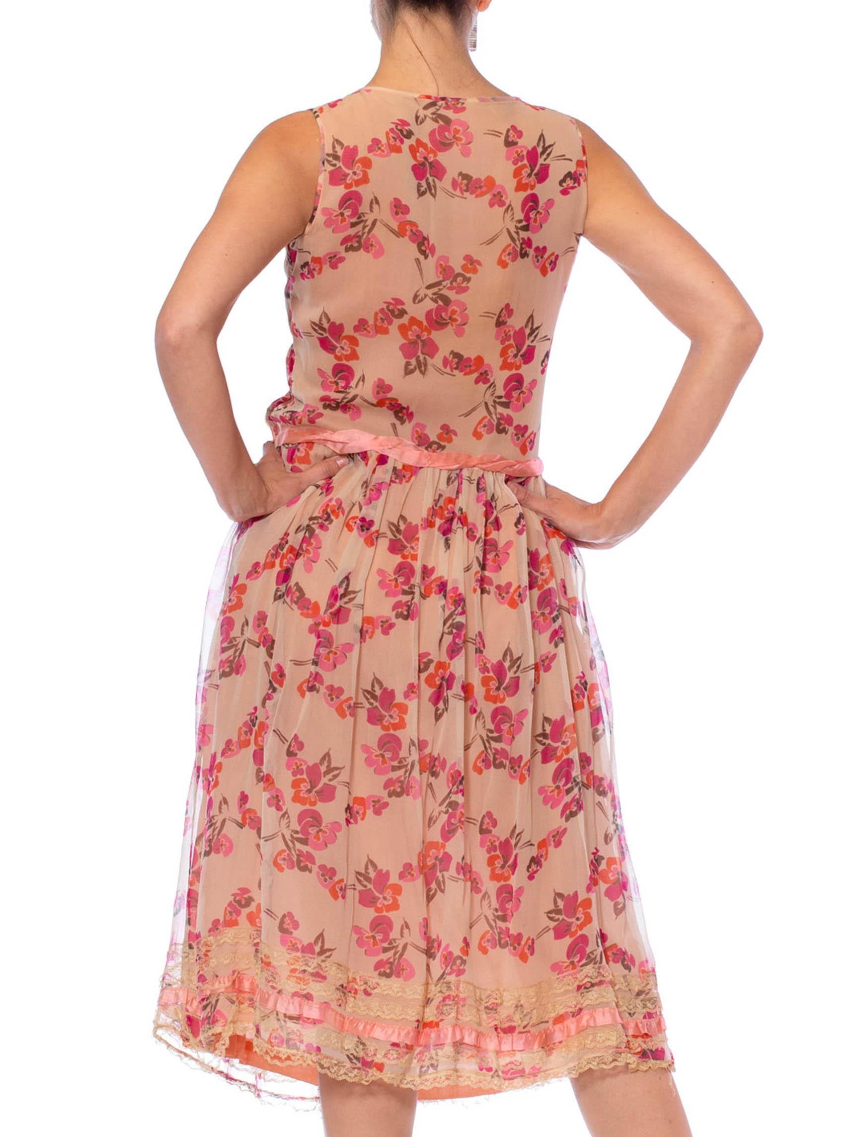 Années 1920  Robe en mousseline de soie rose à fleurs entièrement doublée de dentelle et de volants à rubans Pour femmes en vente