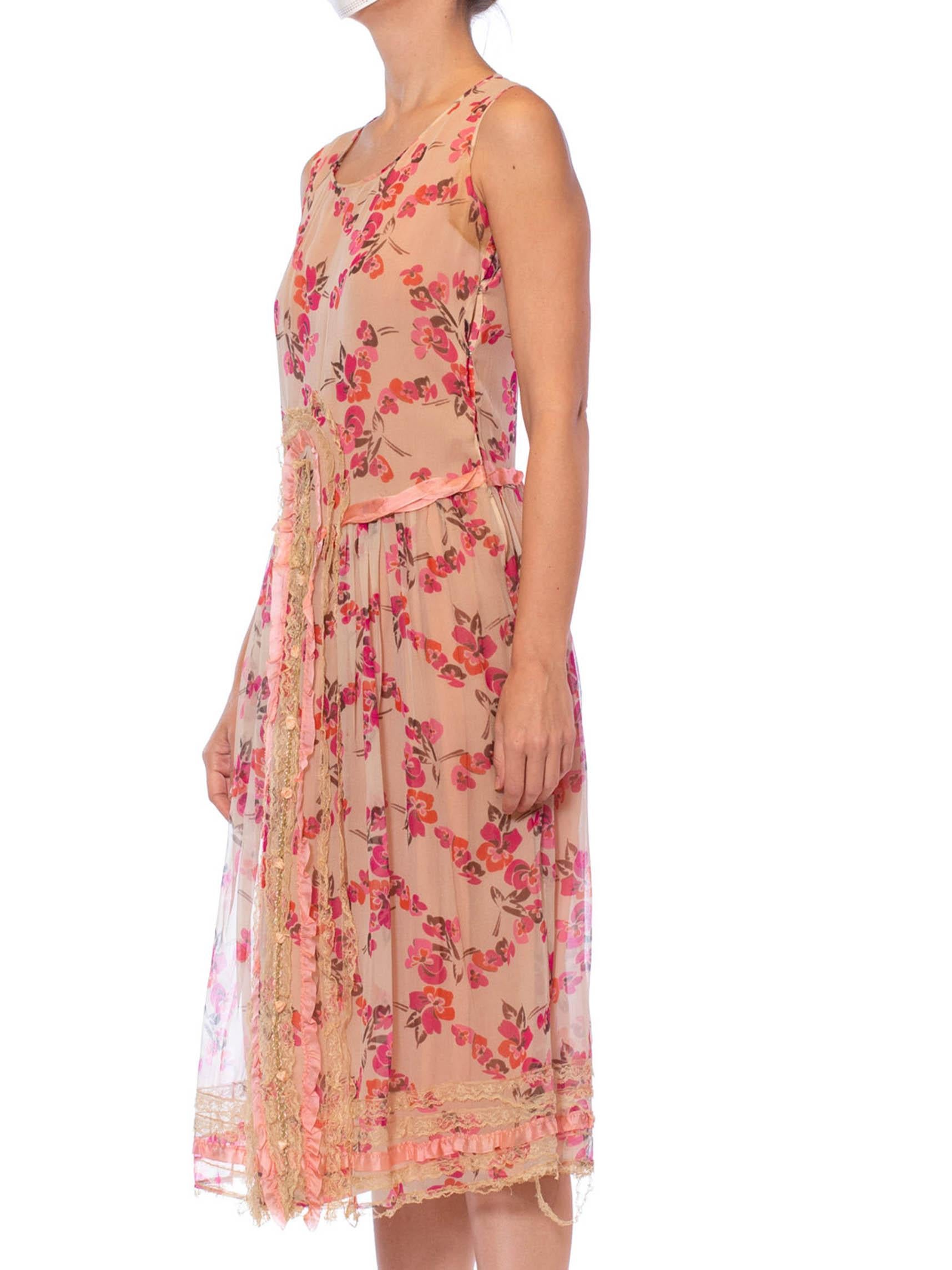 Années 1920  Robe en mousseline de soie rose à fleurs entièrement doublée de dentelle et de volants à rubans en vente 1