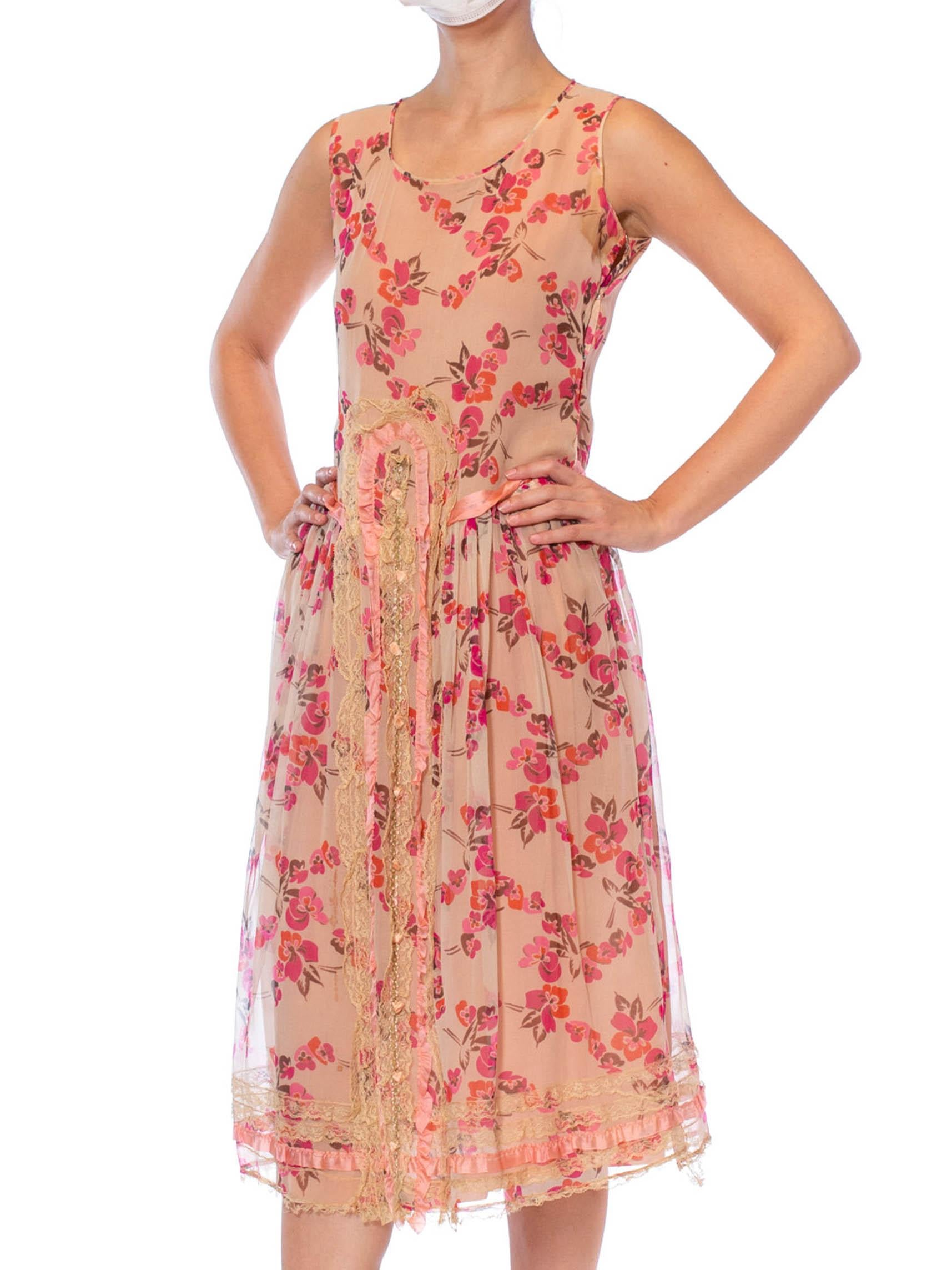 Années 1920  Robe en mousseline de soie rose à fleurs entièrement doublée de dentelle et de volants à rubans en vente 3