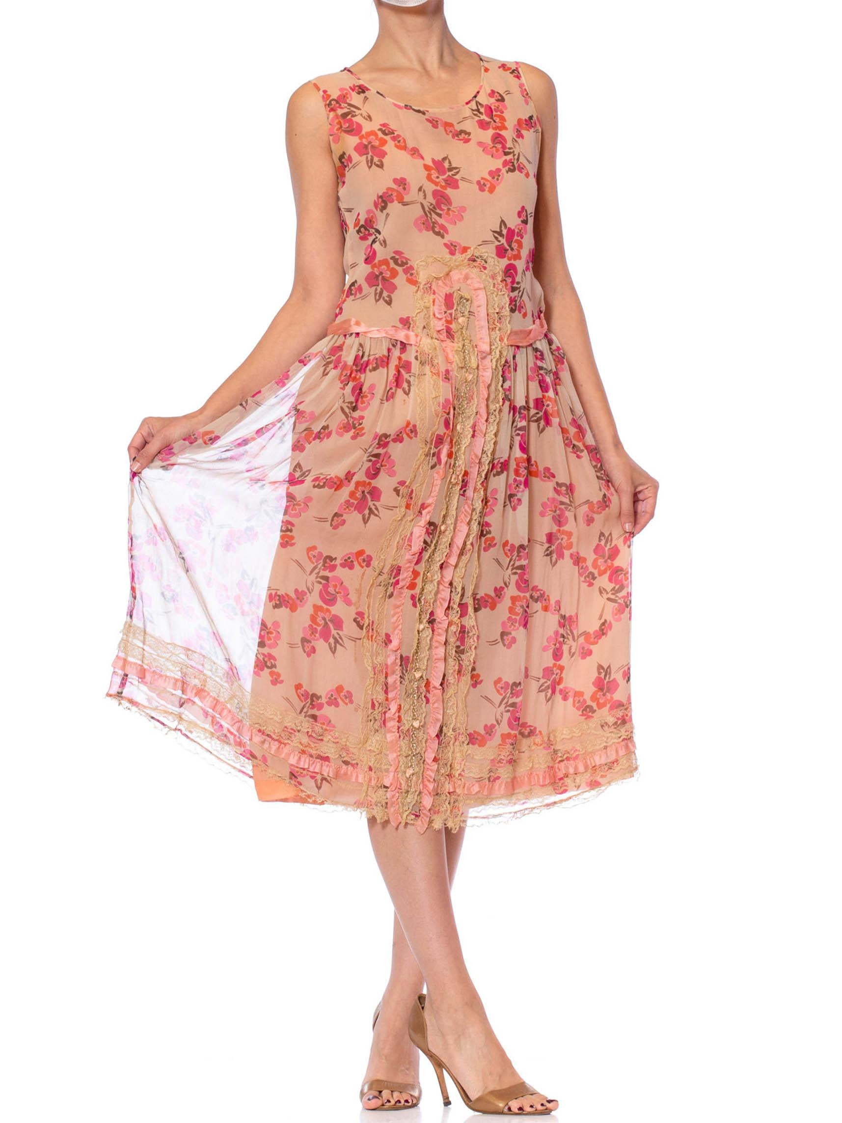 Années 1920  Robe en mousseline de soie rose à fleurs entièrement doublée de dentelle et de volants à rubans en vente 4