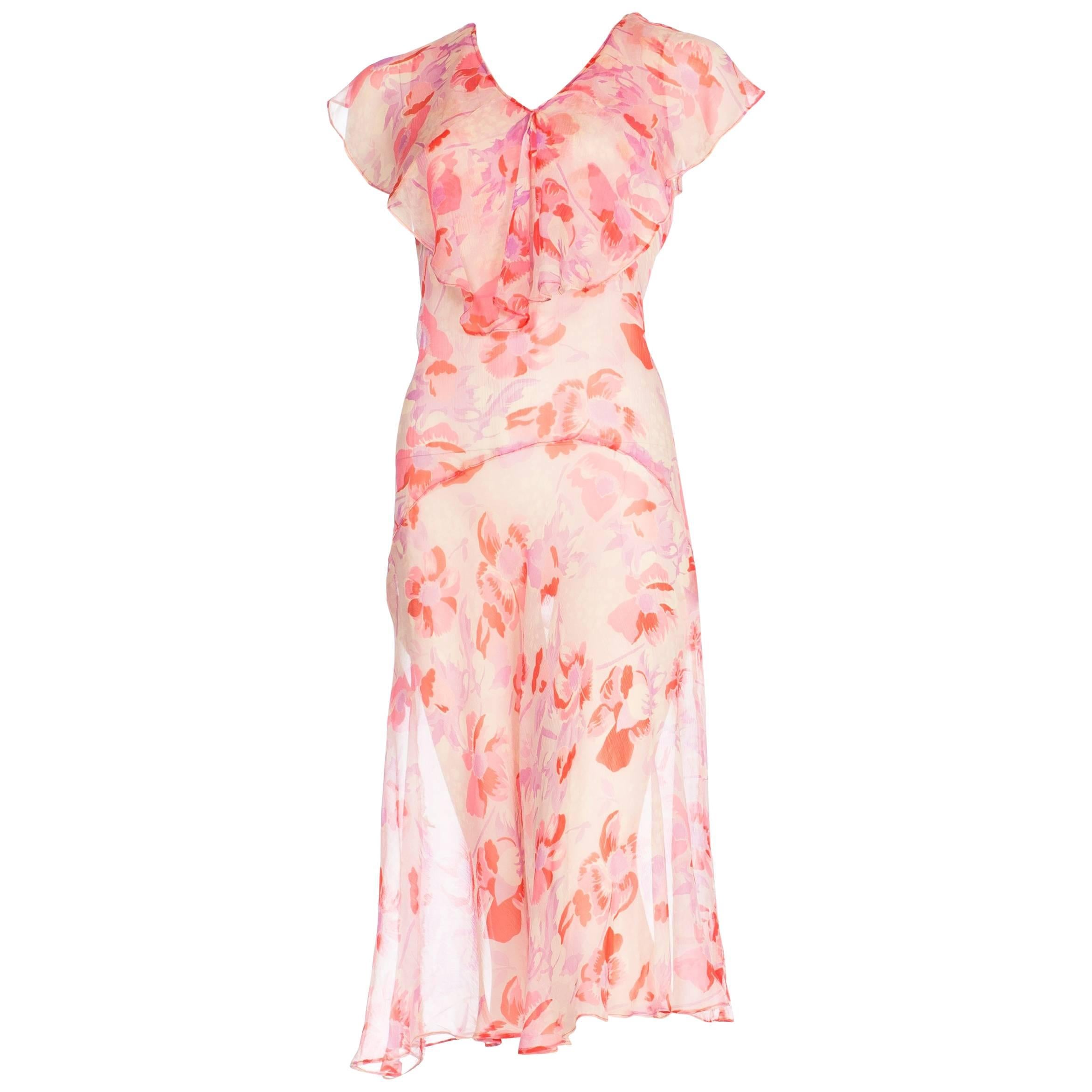 Robe pull-over à taille tombante en mousseline de soie à fleurs roses des années 1920 avec biais F