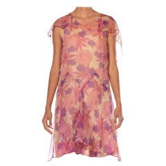 Robe cape en mousseline de soie rose et violette, dos en dentelle à fleurs, années 1920