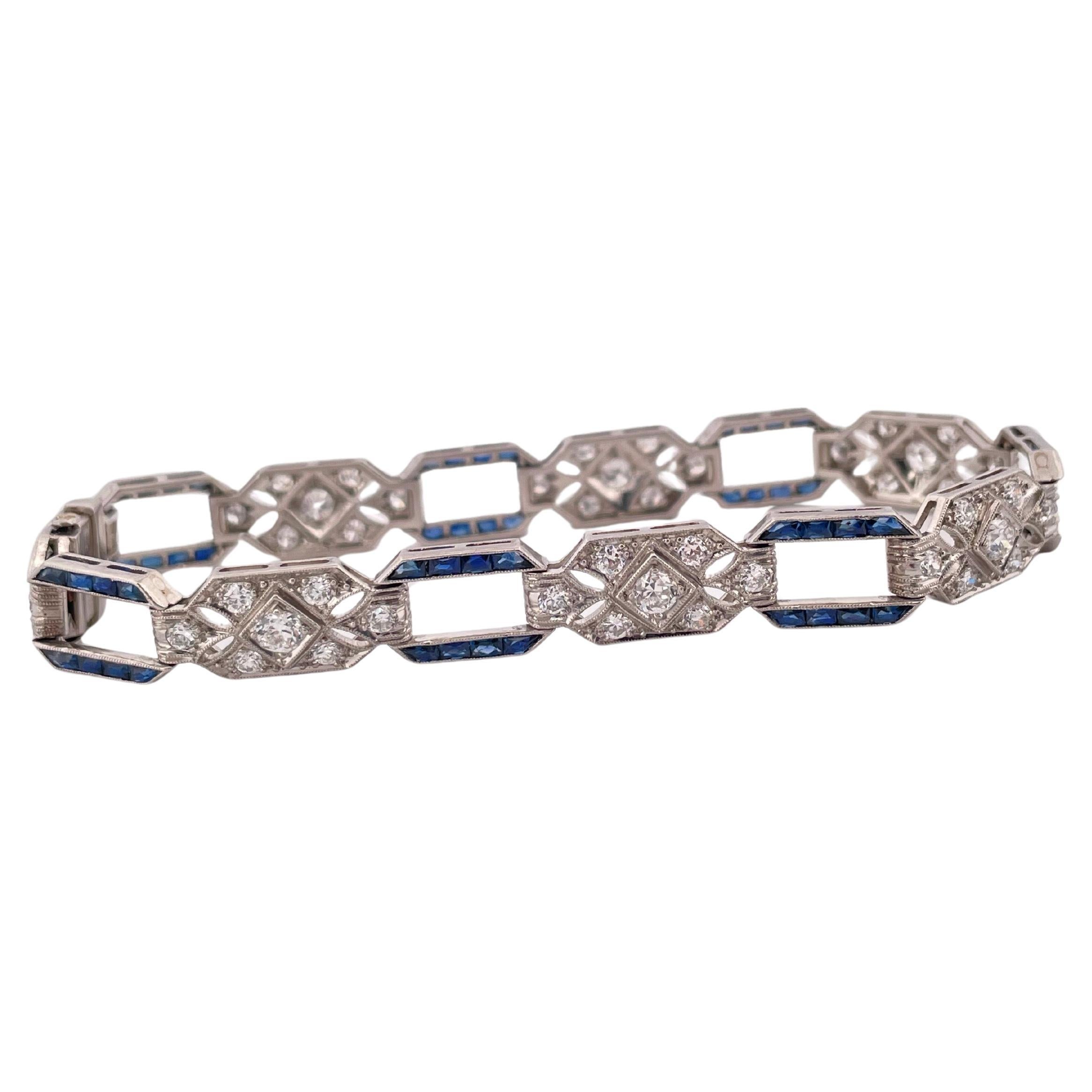 Cet exquis bracelet Art déco des années 1920 capture l'élégance et la sophistication de son époque avec un mélange harmonieux de diamants et de saphirs. Fabriqué en platine avec 10 % d'iridium pour la durabilité et l'éclat, le bracelet présente un