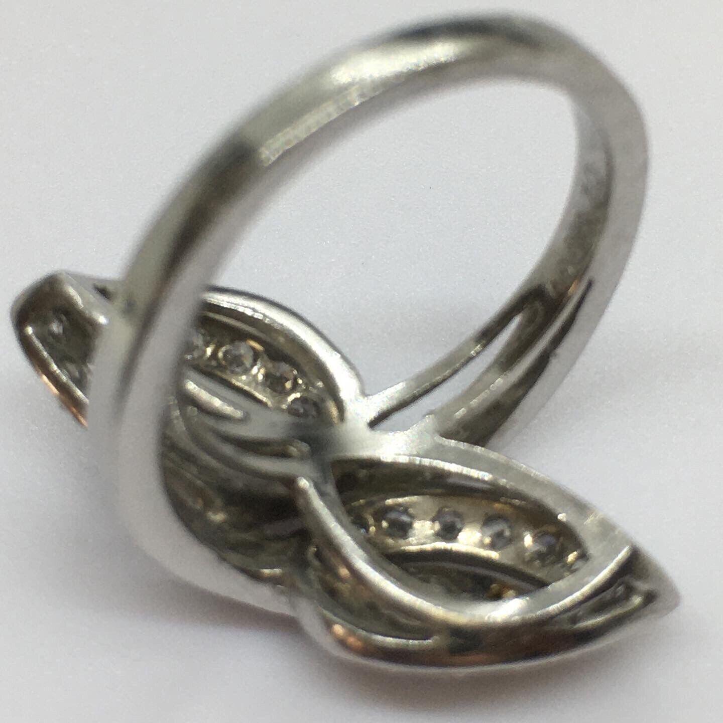 1920s Platino Art Deco 1 Quilate peso total Diamante Diseño Toi et Moi Anillo Antiguo



Talla 5.75
9,2 gramos
Diamantes extraídos de la Tierra;
28 piezas estimadas de 0,02 quilates cada una diamante talla única total 0,56
2 piezas de diamantes de
