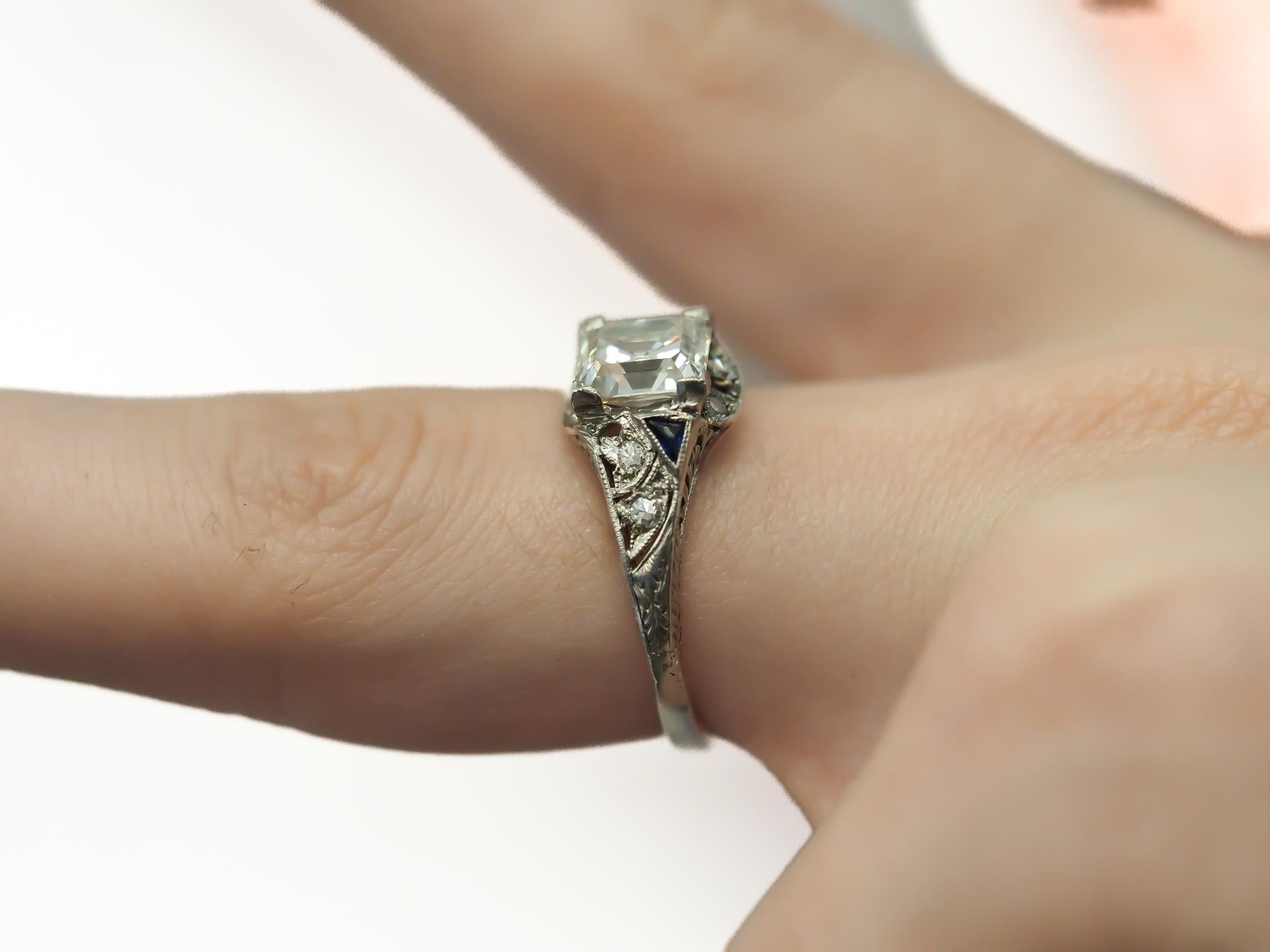 Bague de fiançailles Art déco des années 1920 en platine avec diamants taille en escalier - VEG#32 en vente 3