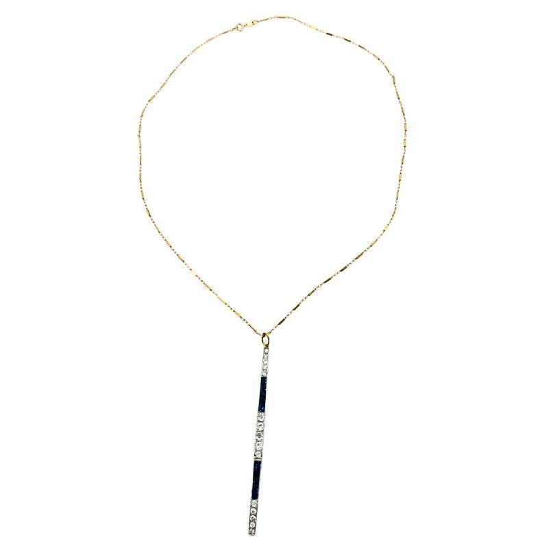 Circa: Catena - Anni '70 Ciondolo - Anni '20
Materiali: Catena in oro 14k, ciondolo in platino
Peso: Catena - 2,5 grammi; Ciondolo - 4,3 grammi
Pietra preziosa: Diamante, Zaffiro 
Misura: Ciondolo -  1/8