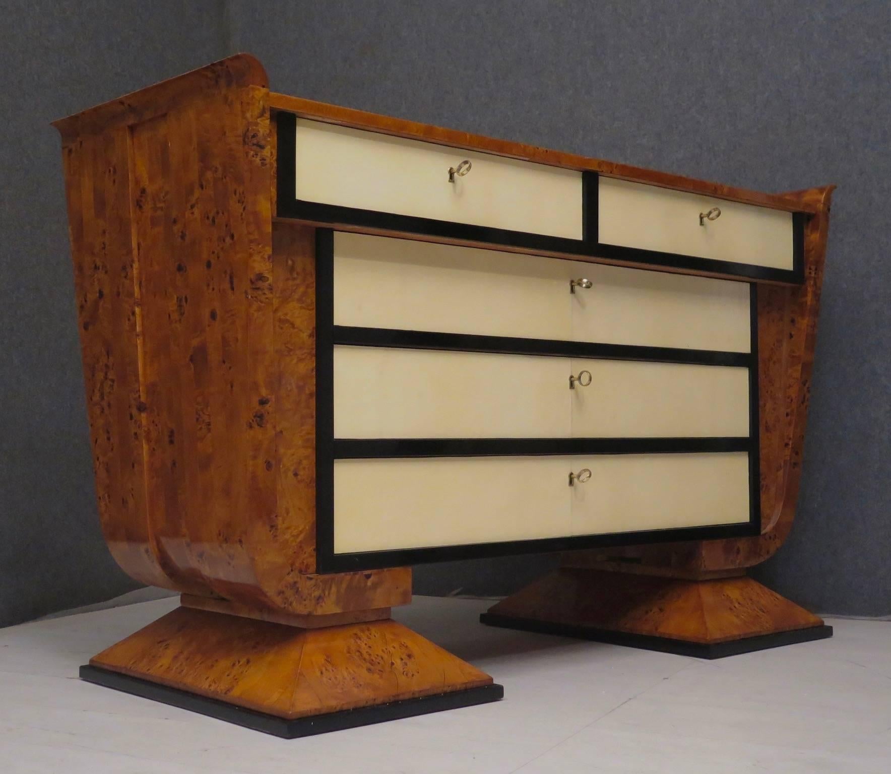1920s Poplar Wood and Parchment Art Deco Italian Chest of Drawers In Excellent Condition In Rome, IT