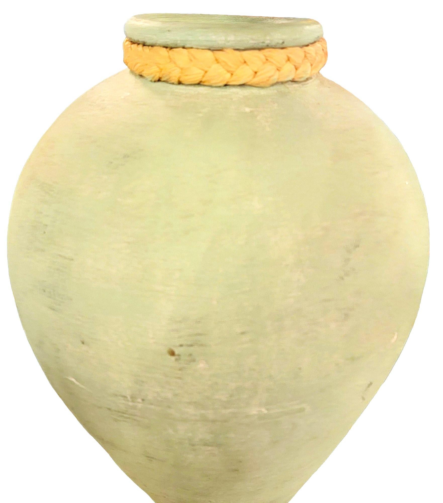 Vase peint par poudrage avec corde au sommet. Dimensions approximatives - 13 de diamètre x 21 de haut