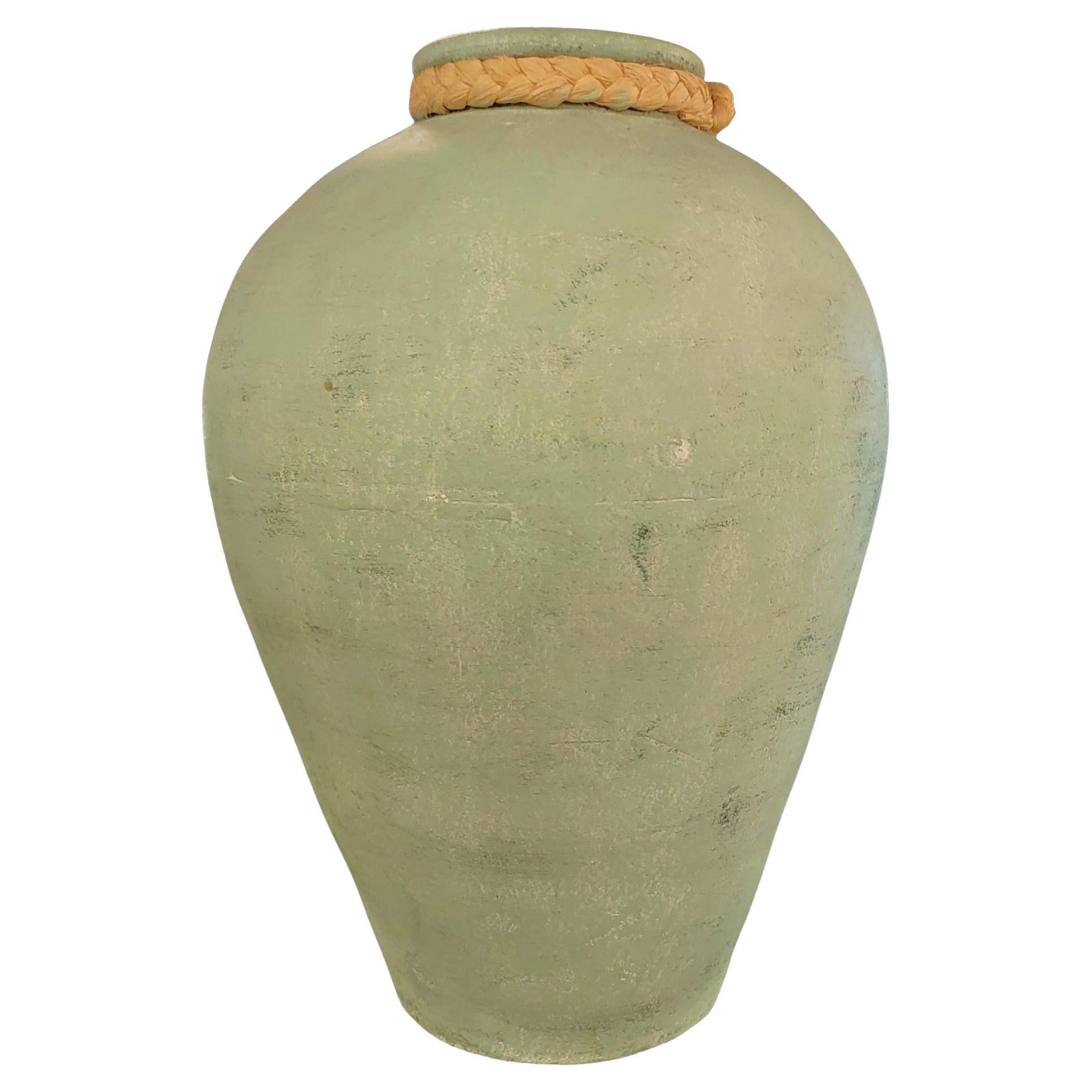 Vase des années 1920 peint à la poudre avec un sommet en corde en vente