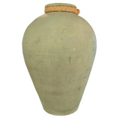 Vase des années 1920 peint à la poudre avec un sommet en corde