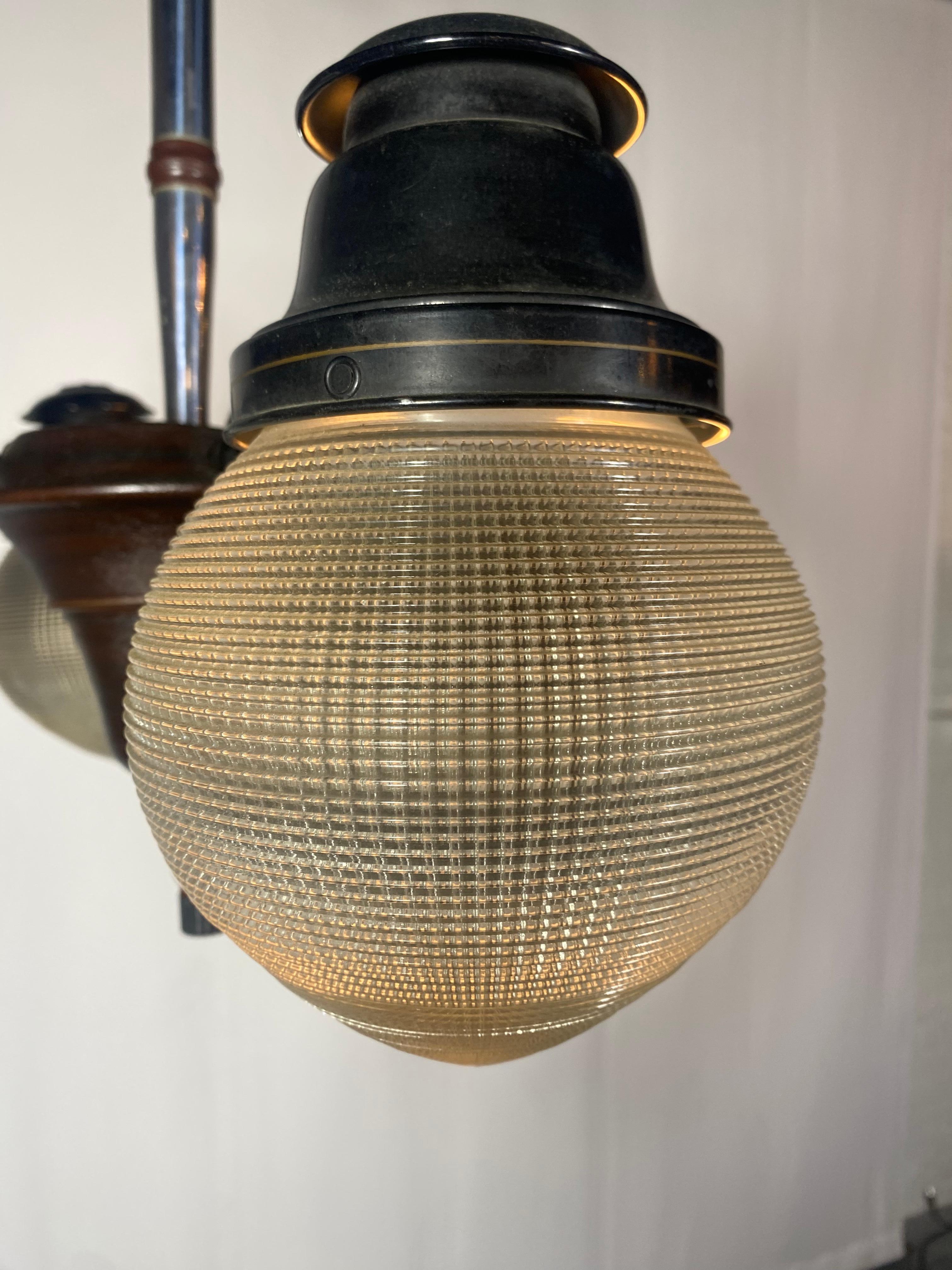 Bel exemple d'une lampe Ritter Dental de 1920. Cette lampe est dotée d'un interrupteur à 4 voies unique qui permet d'allumer les ampoules une à une pour obtenir la quantité de lumière voulue. Conserve 4 teintes d'Holophane d'origine. Patine d'usage
