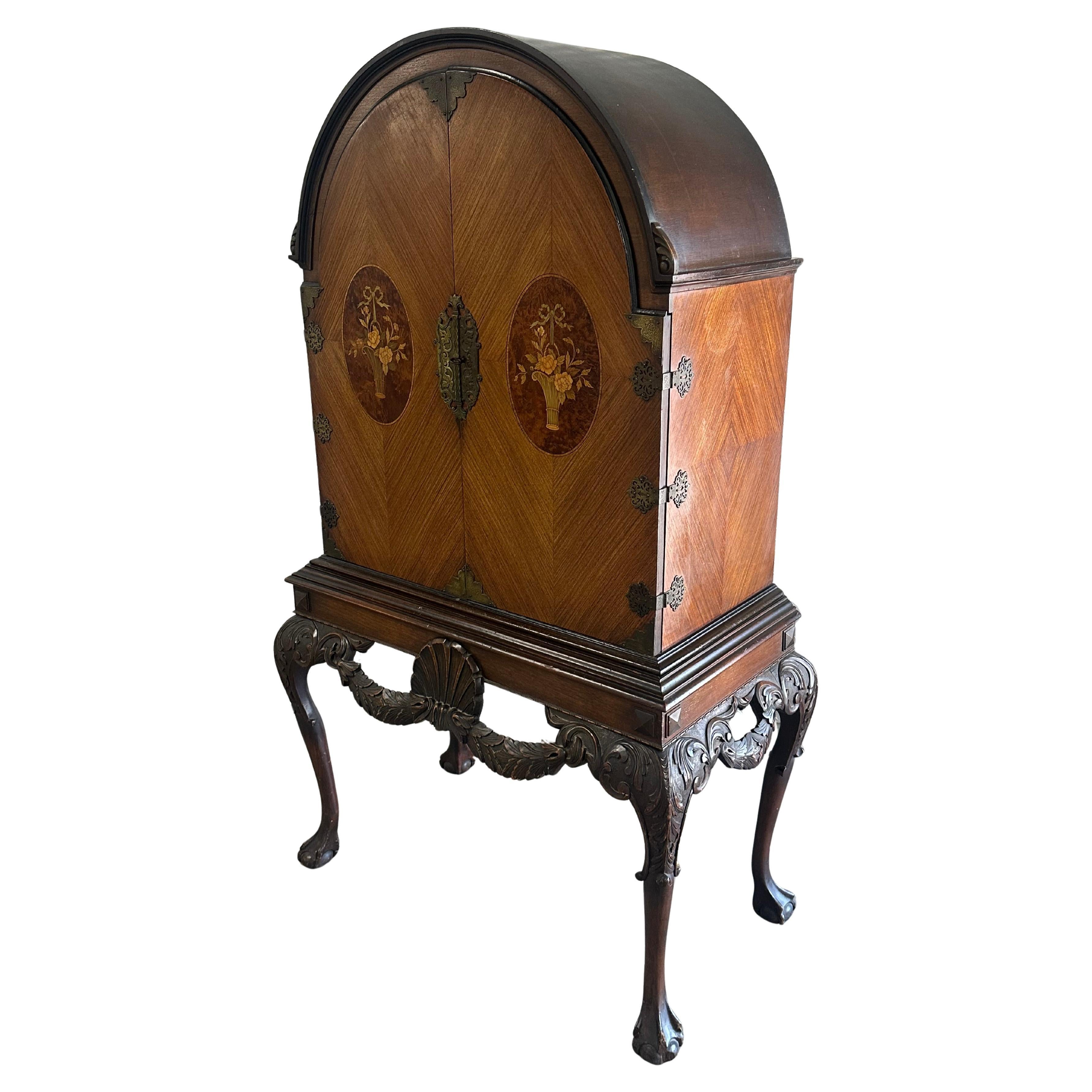 What is the difference between an étagère and a bookcase?