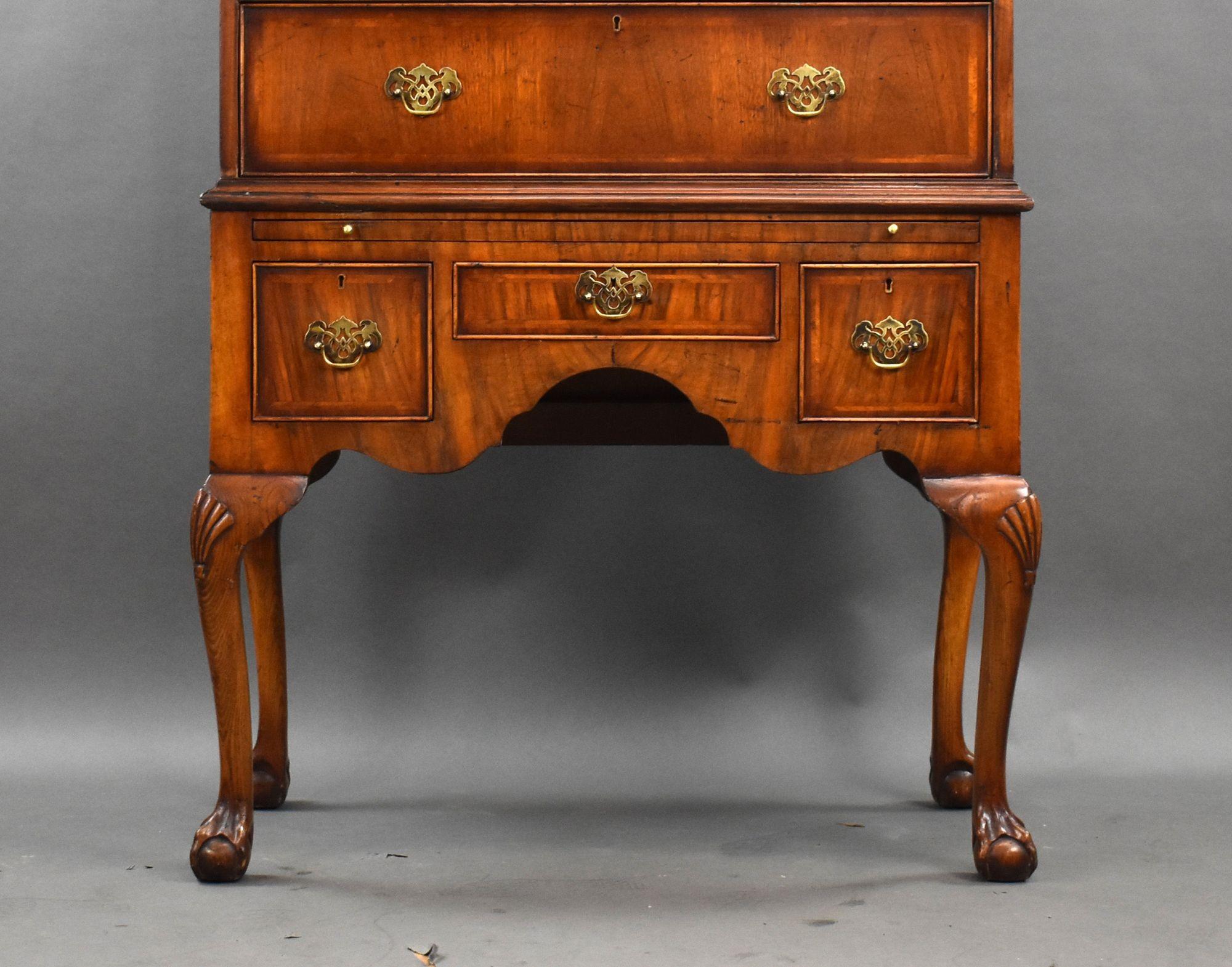20ième siècle Coffre sur pied en noyer marqueté et à bandes croisées, style Queen Anne, années 1920 en vente