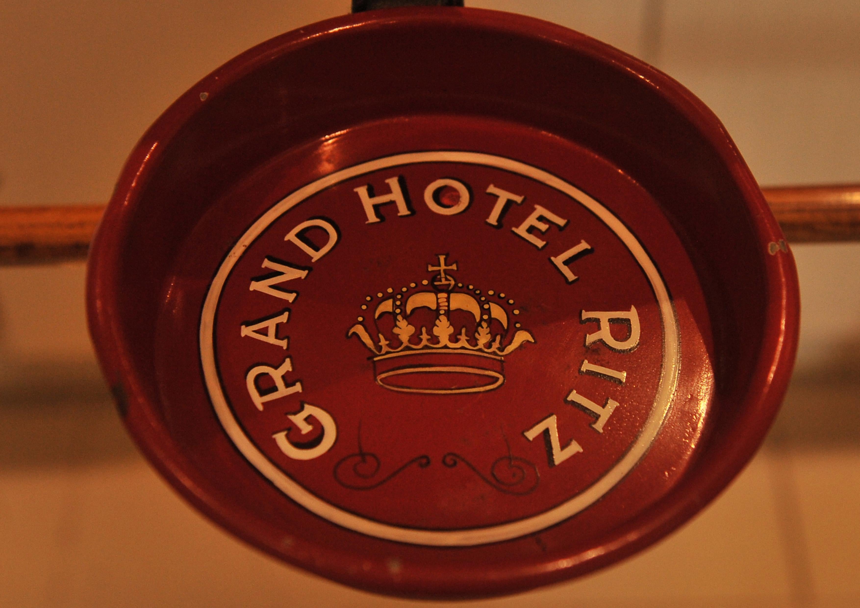 1920's Rare Art Deco Grand Ritz Hotel Bambus & Holz Valet Stand

Als César Ritz 1894 das Grand Hotel in Rom eröffnete, wurde das Haus schnell zu einem der modernsten und prächtigsten in ganz Italien. 

Der Ständer ähnelt sehr dem Gebr. Thonet Valet