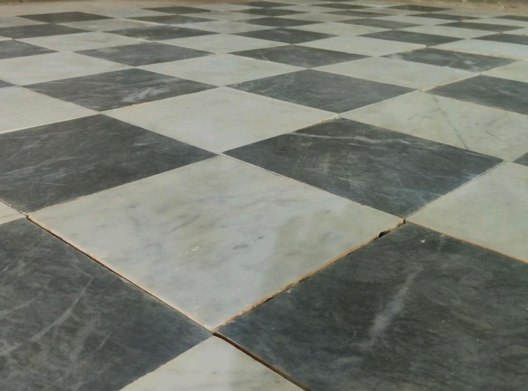 Neoclassical 1920s Reclaimed Italian Carrara Bianco and Nero Marble Checker Flooring Tile For Sale