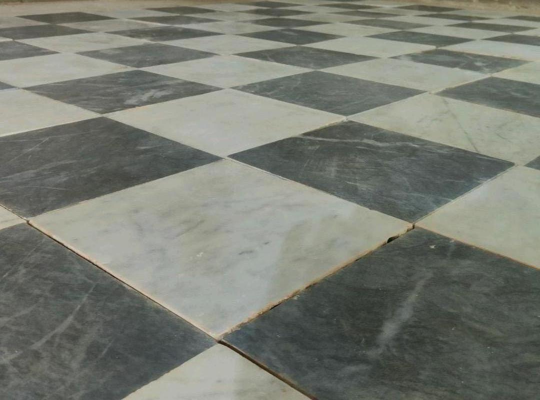 1920's Reclaimed Italienisch Carrara Bianco und Nero Marmor Checker Bodenbelag Fliese