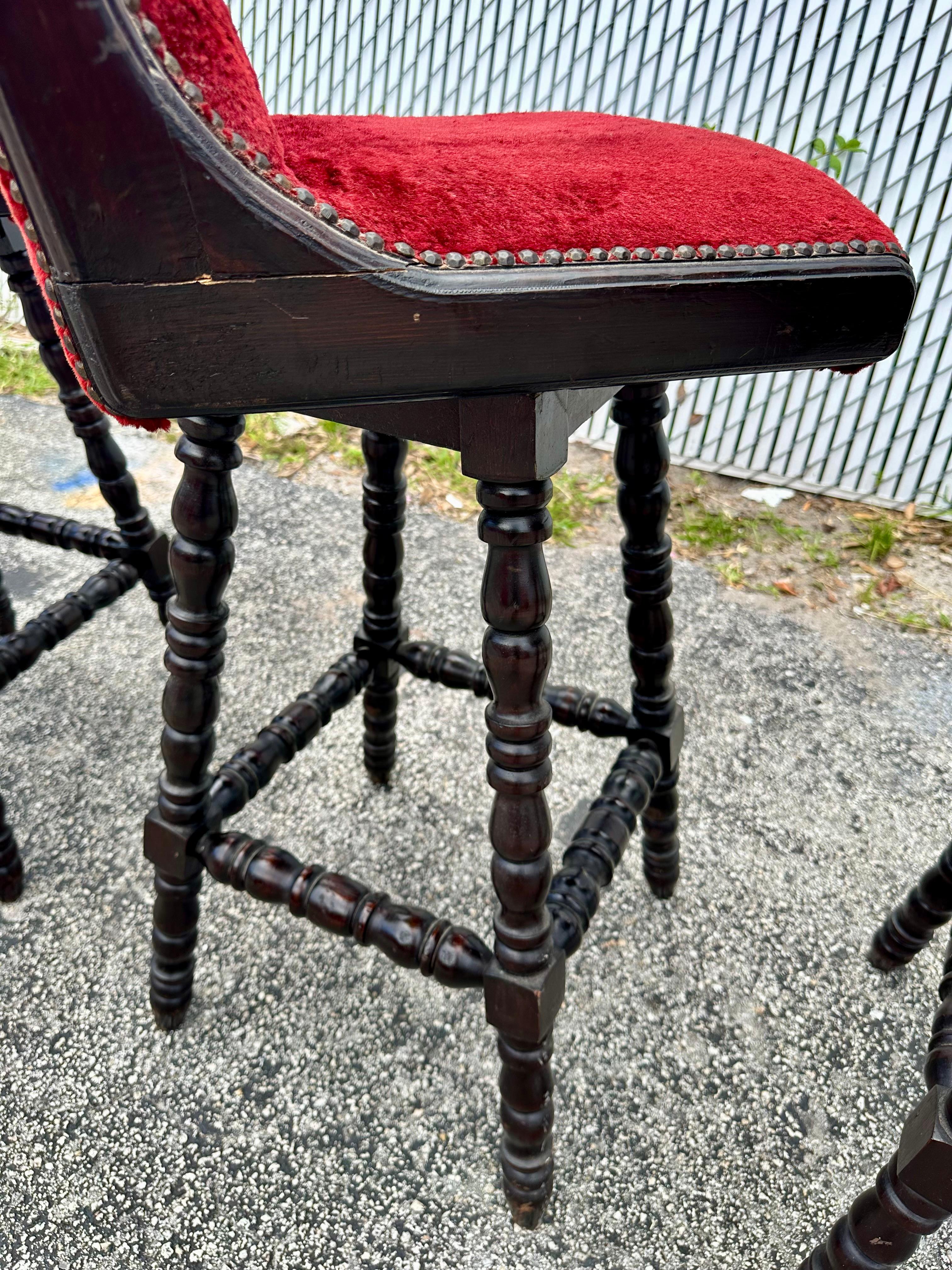 Tabourets pivotants de style Renaissance anglaise rouge des années 1920, lot de 3 en vente 3