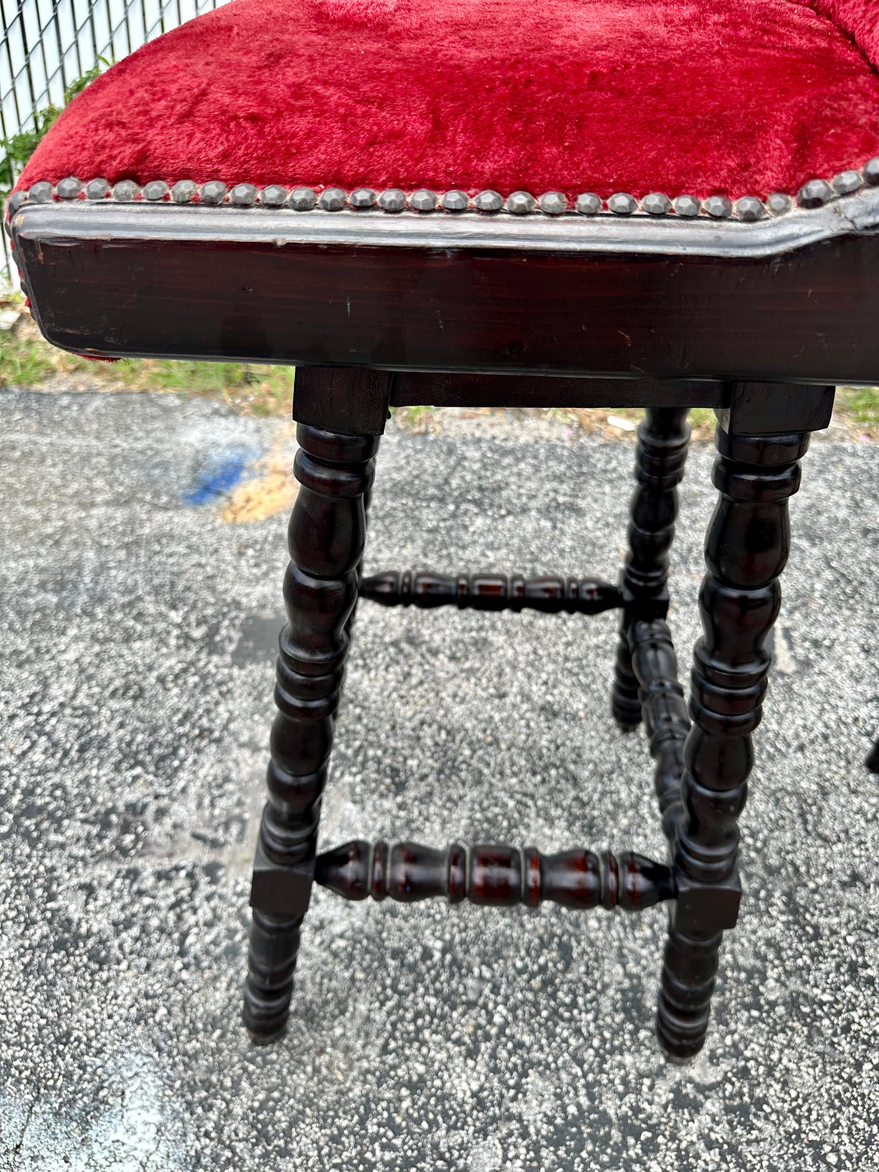 Tabourets pivotants de style Renaissance anglaise rouge des années 1920, lot de 3 en vente 5