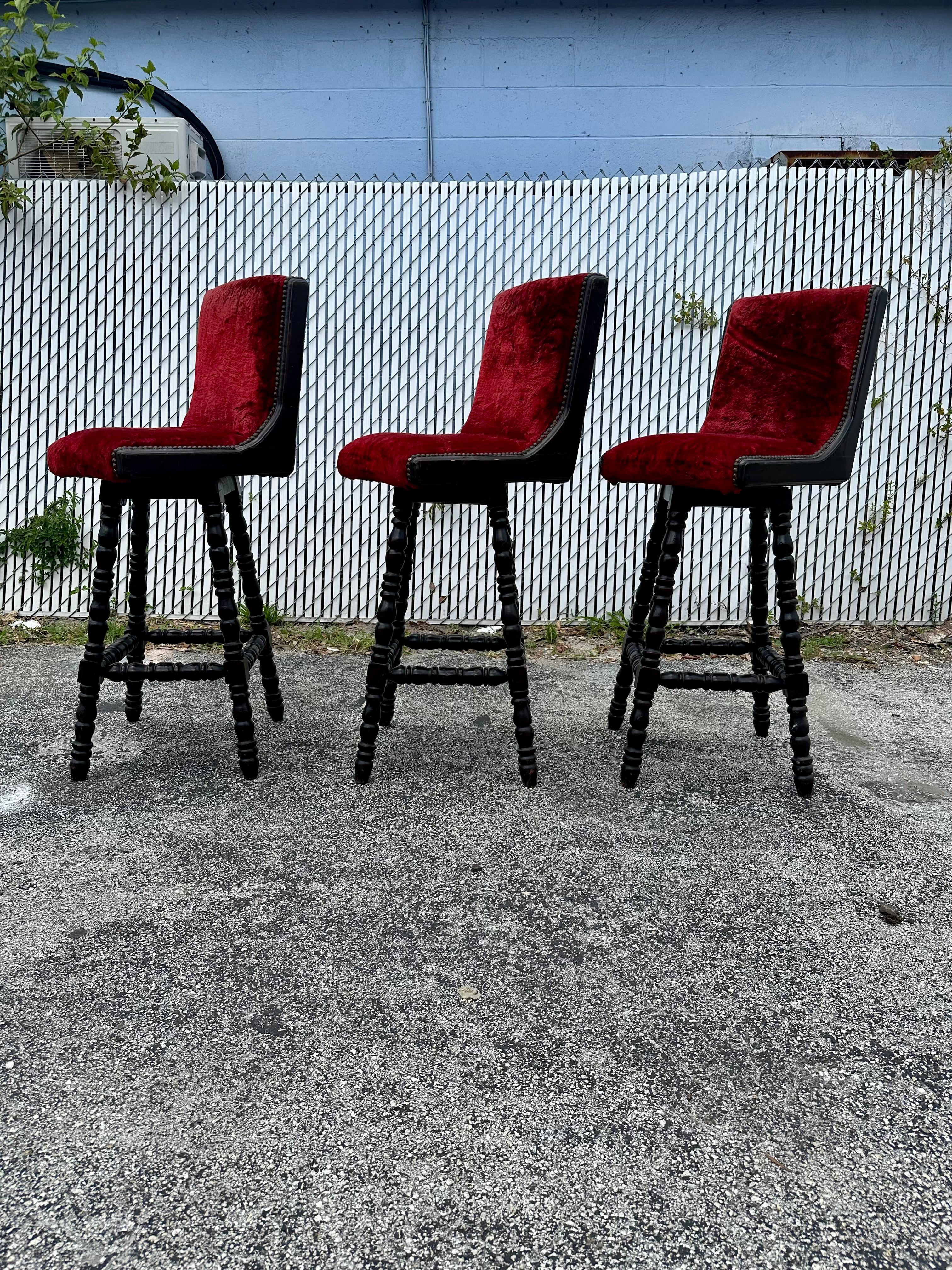 Anglais Tabourets pivotants de style Renaissance anglaise rouge des années 1920, lot de 3 en vente