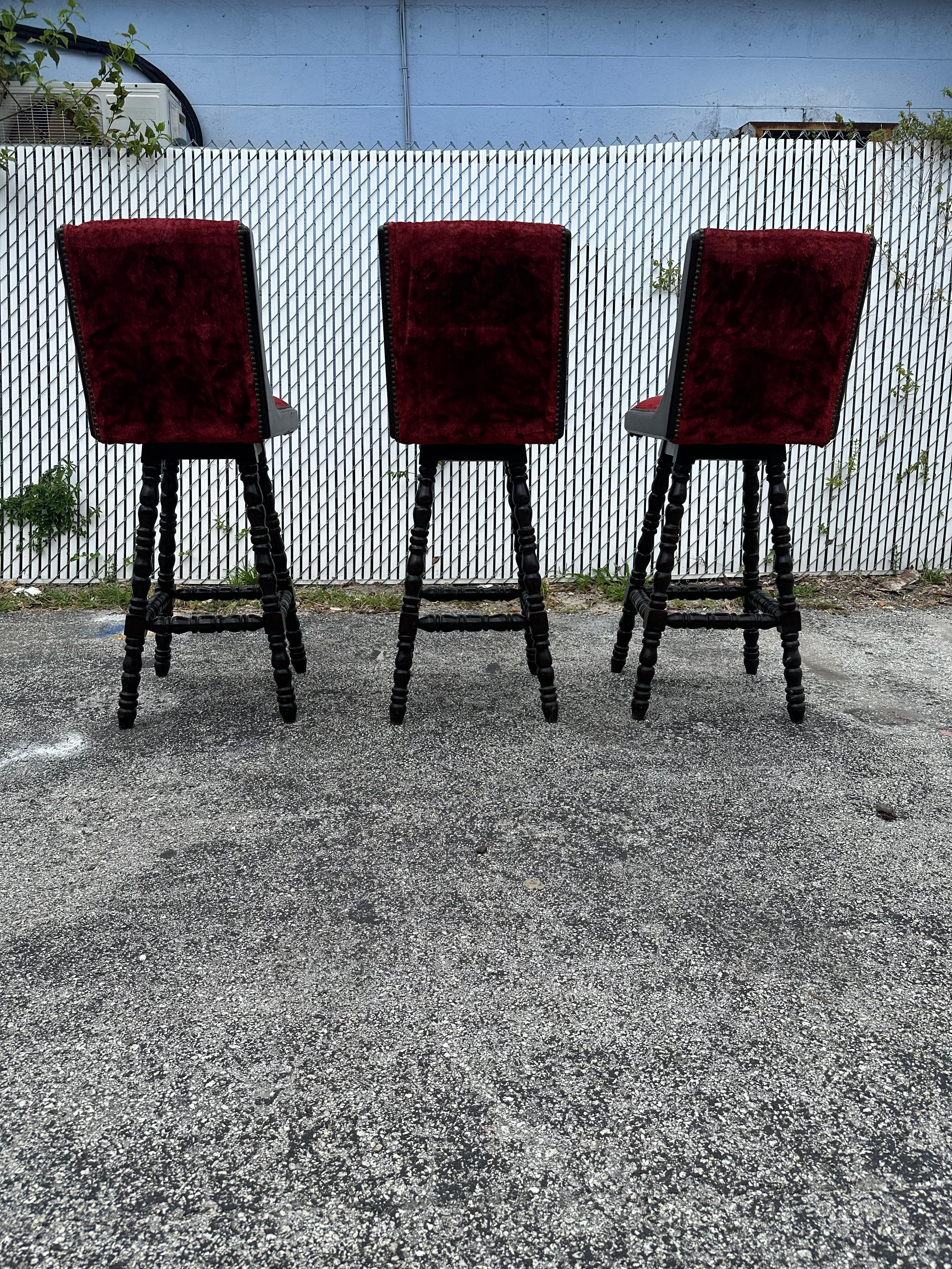 Tabourets pivotants de style Renaissance anglaise rouge des années 1920, lot de 3 Bon état - En vente à Fort Lauderdale, FL