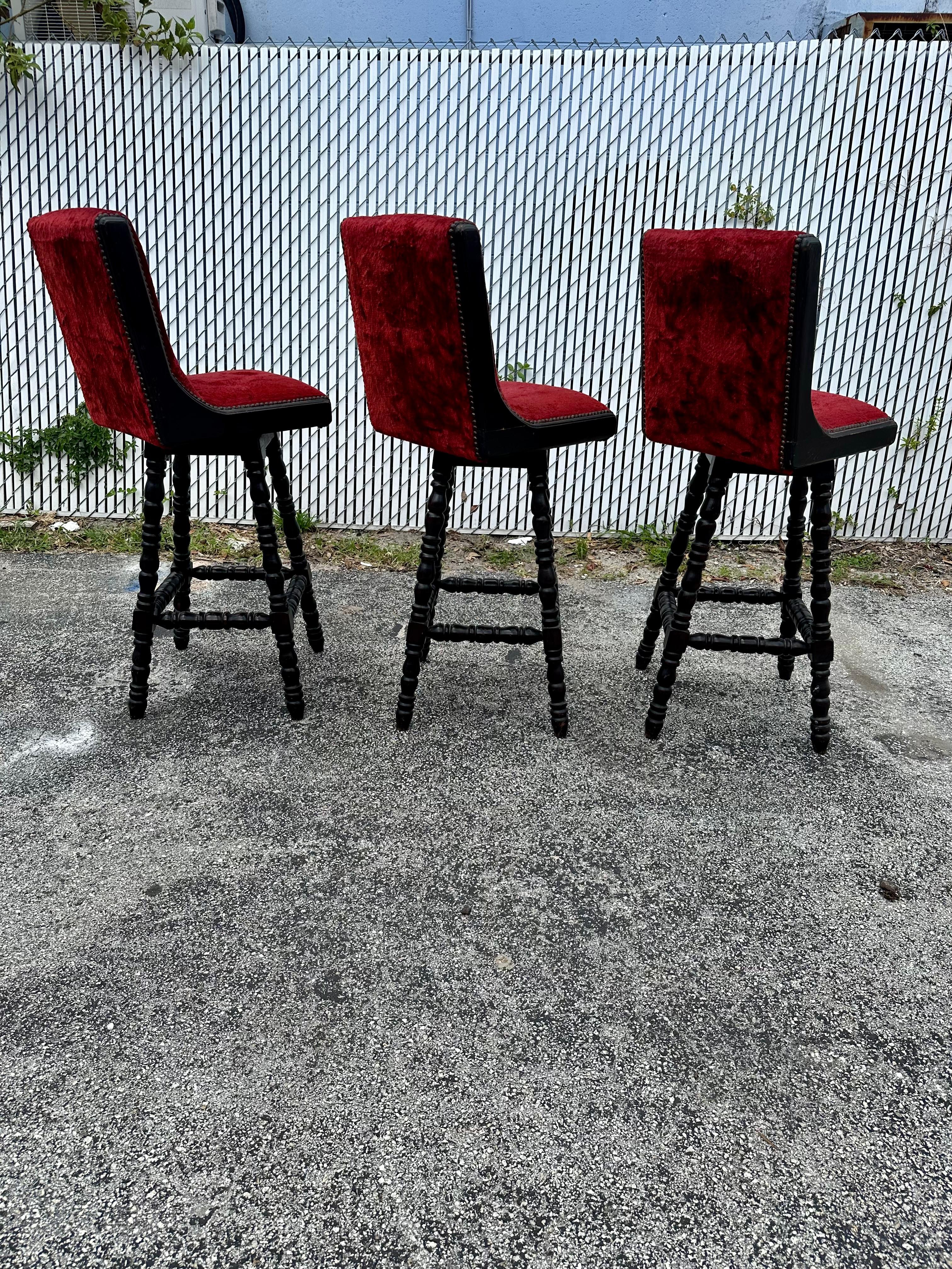 20ième siècle Tabourets pivotants de style Renaissance anglaise rouge des années 1920, lot de 3 en vente