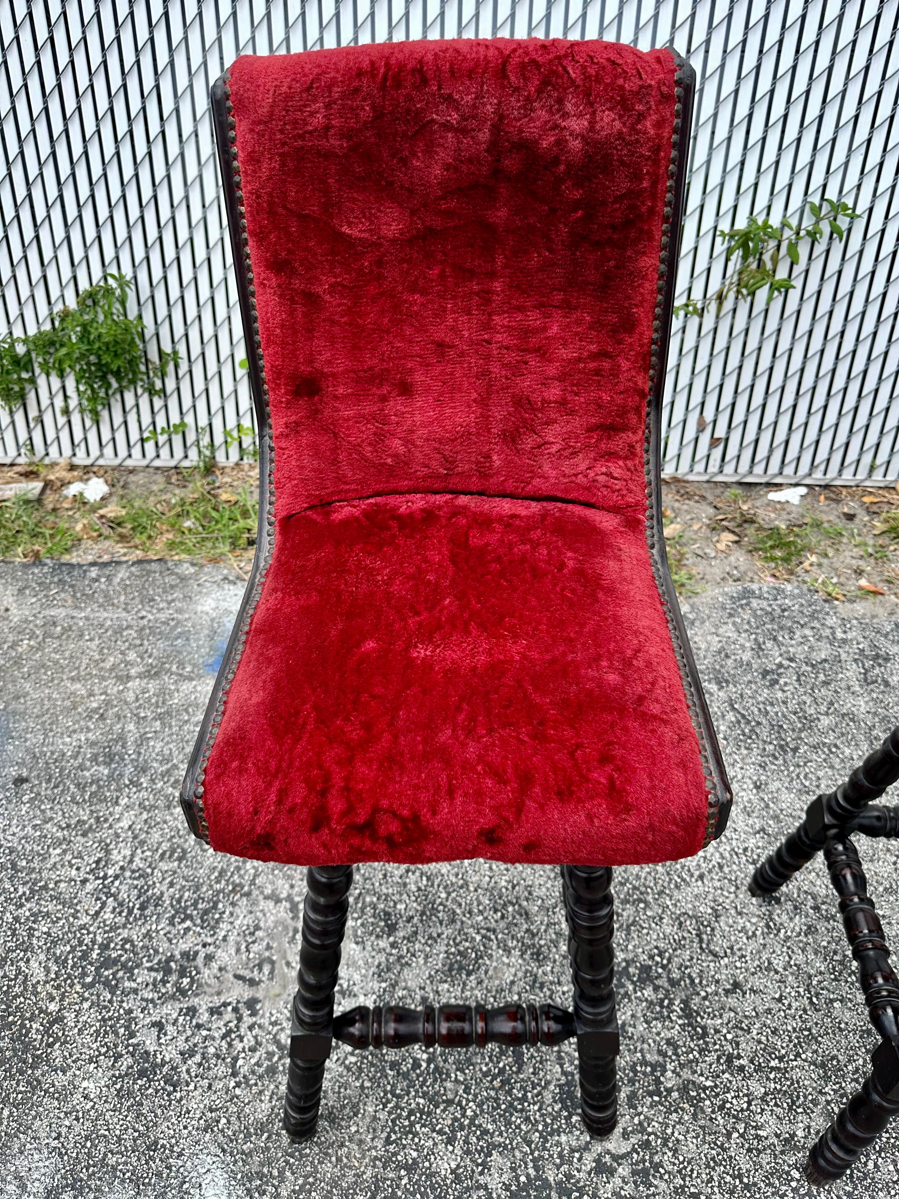 Tissu d'ameublement Tabourets pivotants de style Renaissance anglaise rouge des années 1920, lot de 3 en vente
