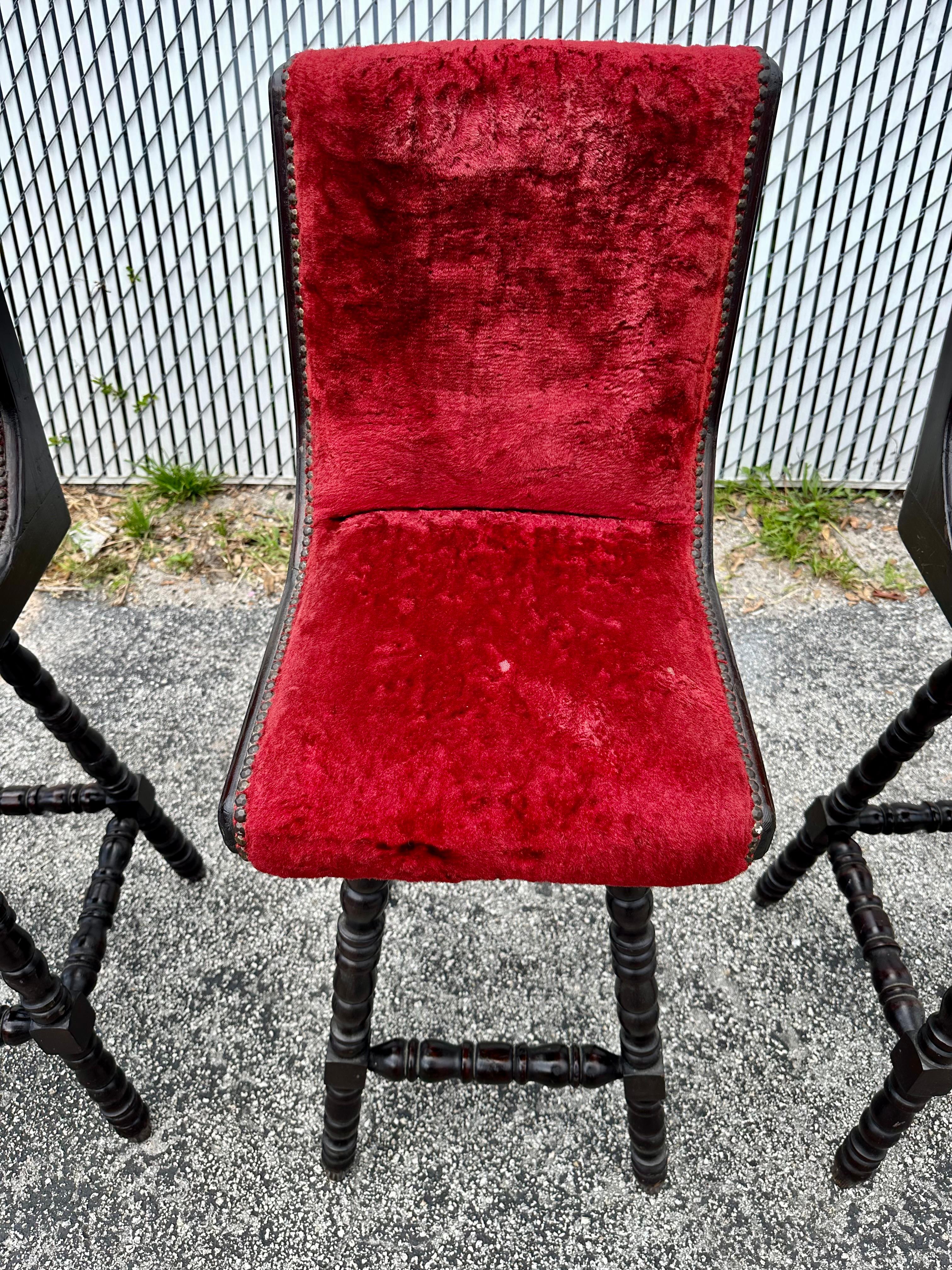 Tabourets pivotants de style Renaissance anglaise rouge des années 1920, lot de 3 en vente 1