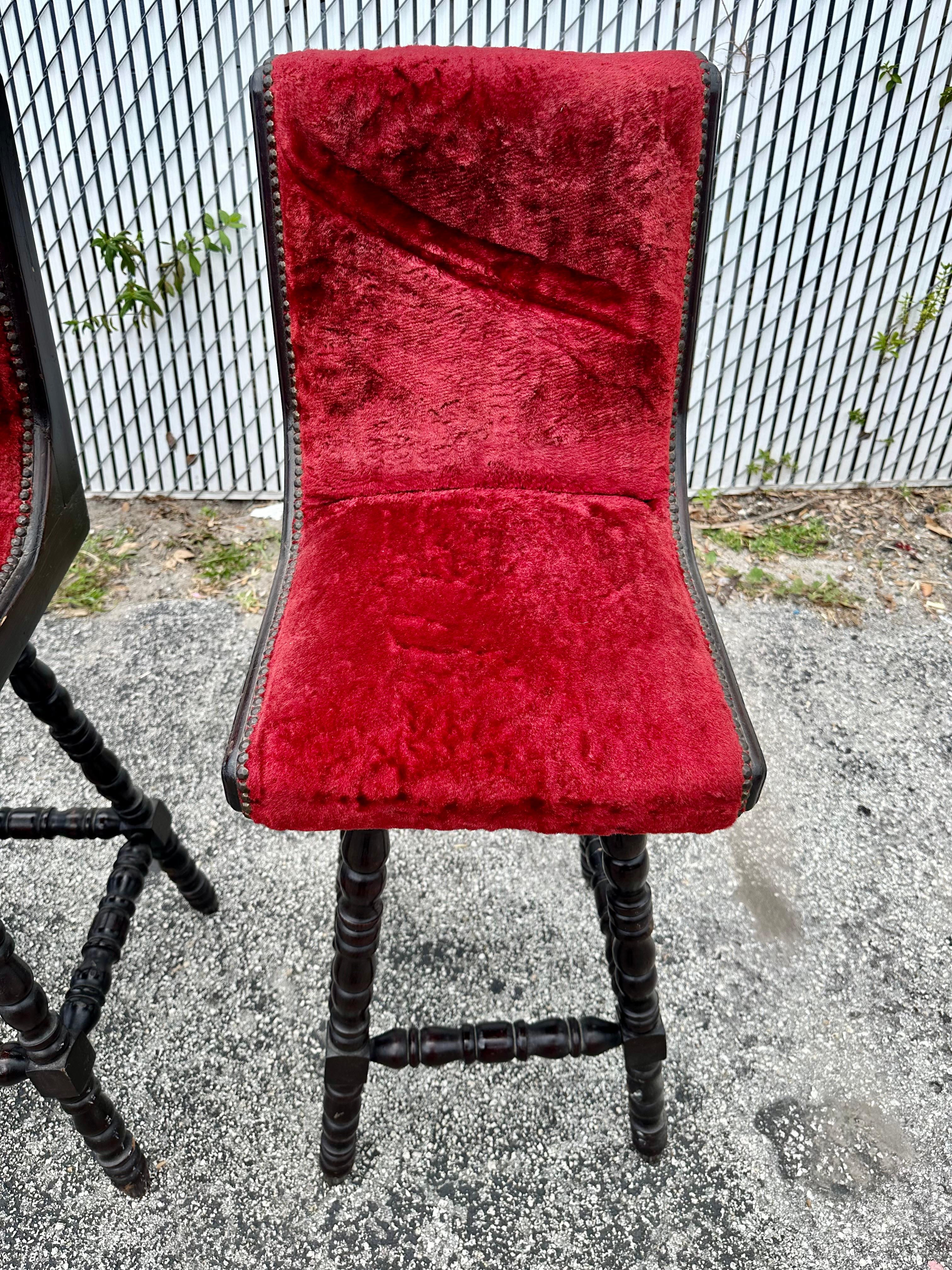Tabourets pivotants de style Renaissance anglaise rouge des années 1920, lot de 3 en vente 2