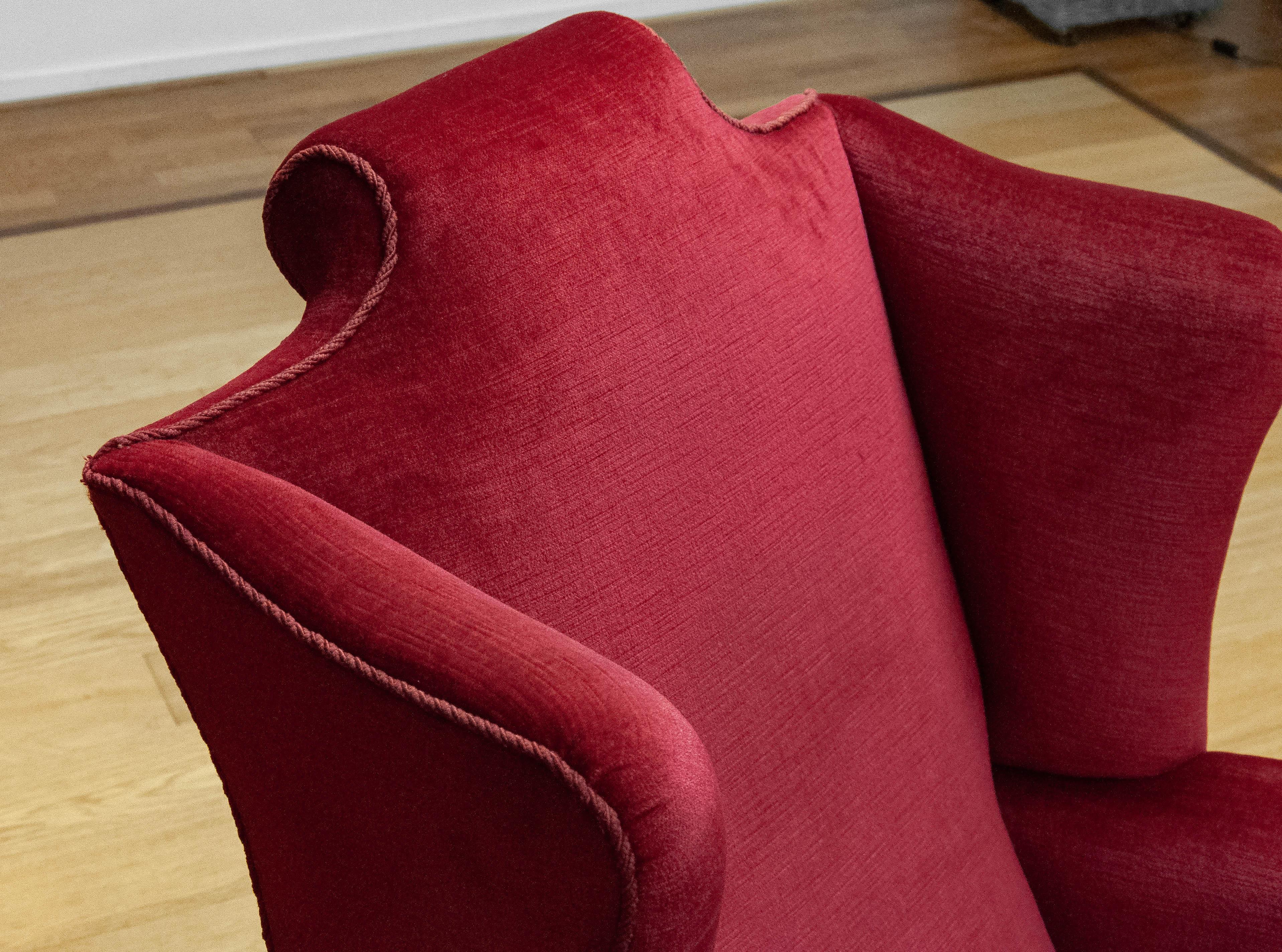 1920s Red Velvet Chippendale  / George Wingback Chair With Claw And Ball Feet For Sale 5