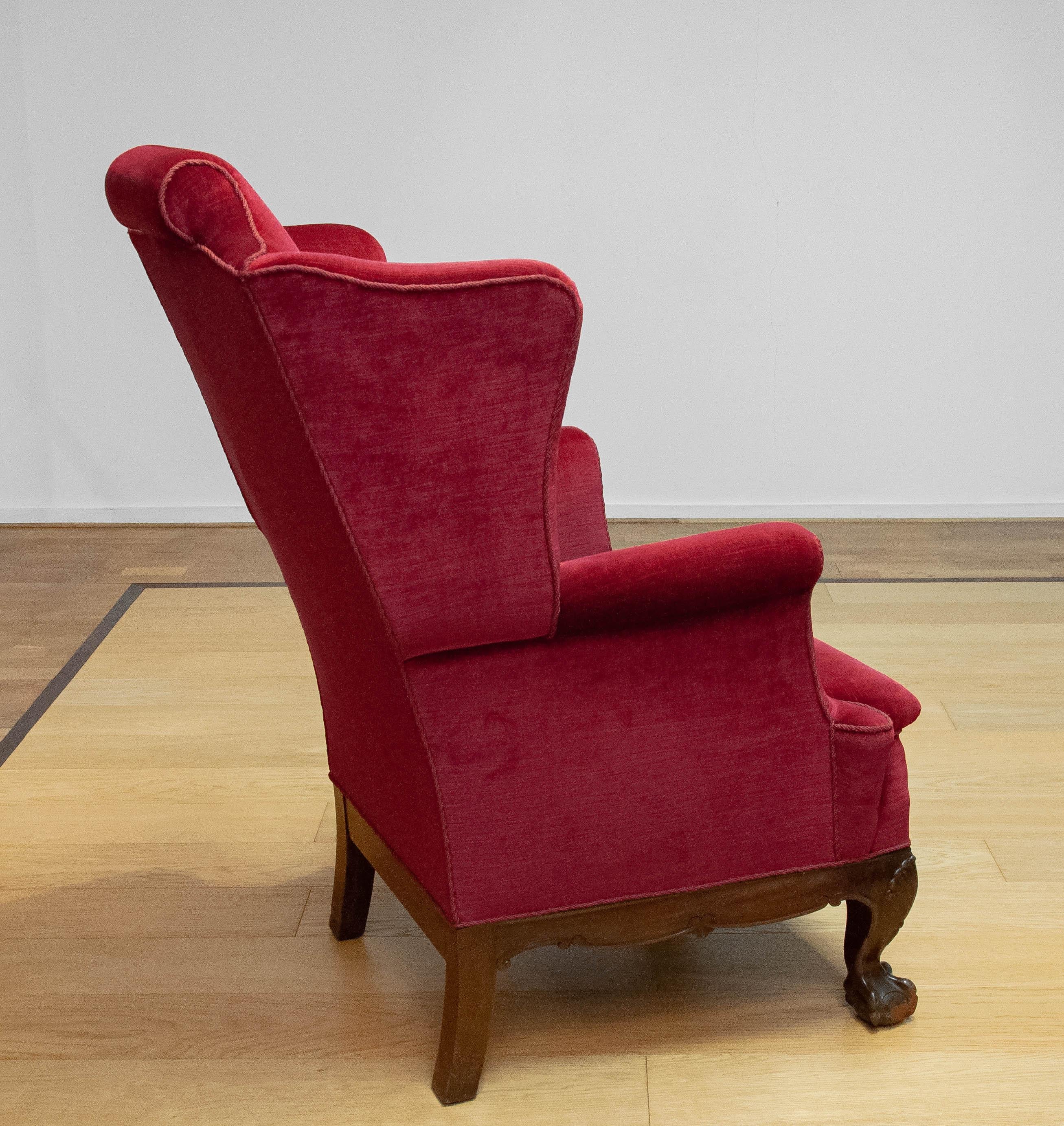 1920s Red Velvet Chippendale  / George Wingback Chair With Claw And Ball Feet For Sale 2
