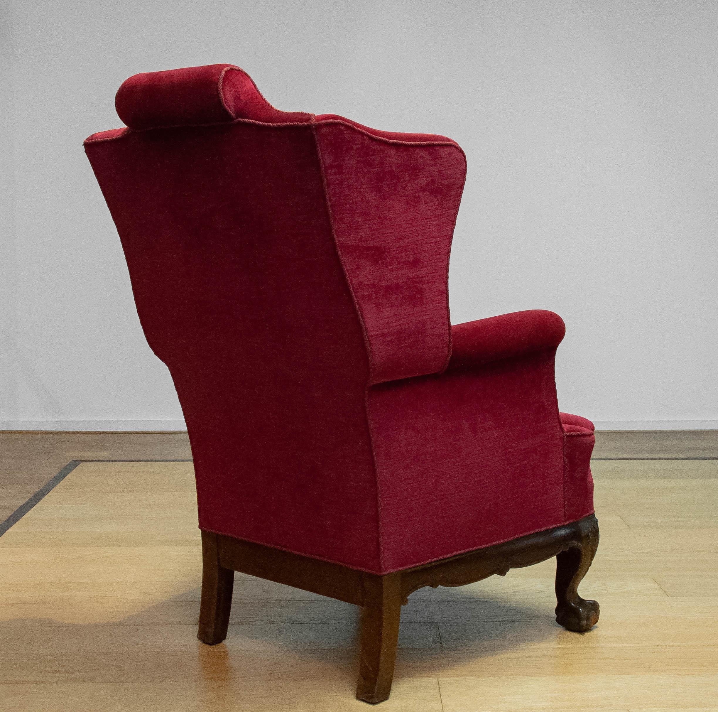 1920s Red Velvet Chippendale  / George Wingback Chair With Claw And Ball Feet For Sale 3