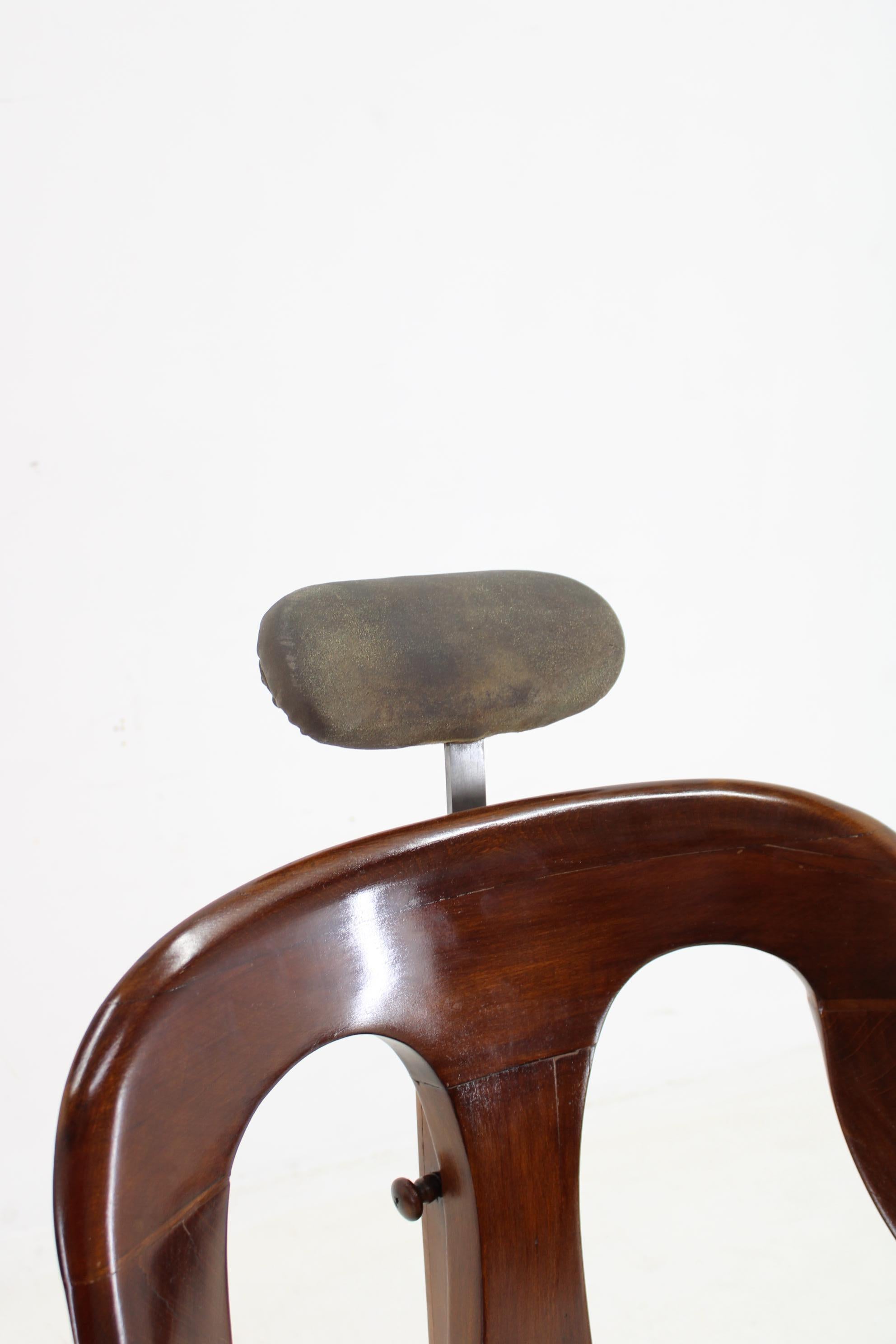 Rare chaise de barbier pivotante en hêtre restaurée des années 1920, Tchécoslovaquie en vente 3
