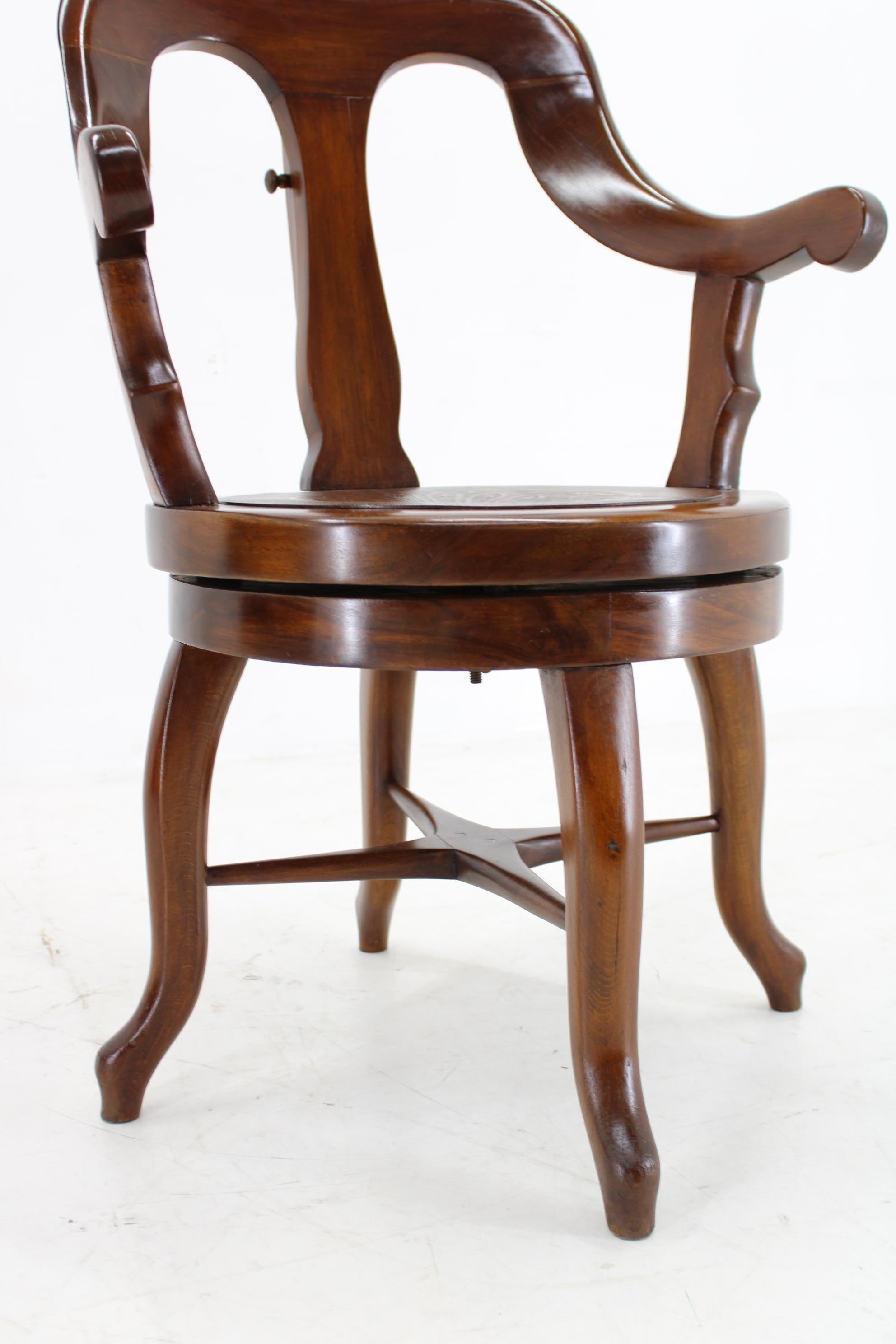 Rare chaise de barbier pivotante en hêtre restaurée des années 1920, Tchécoslovaquie en vente 4