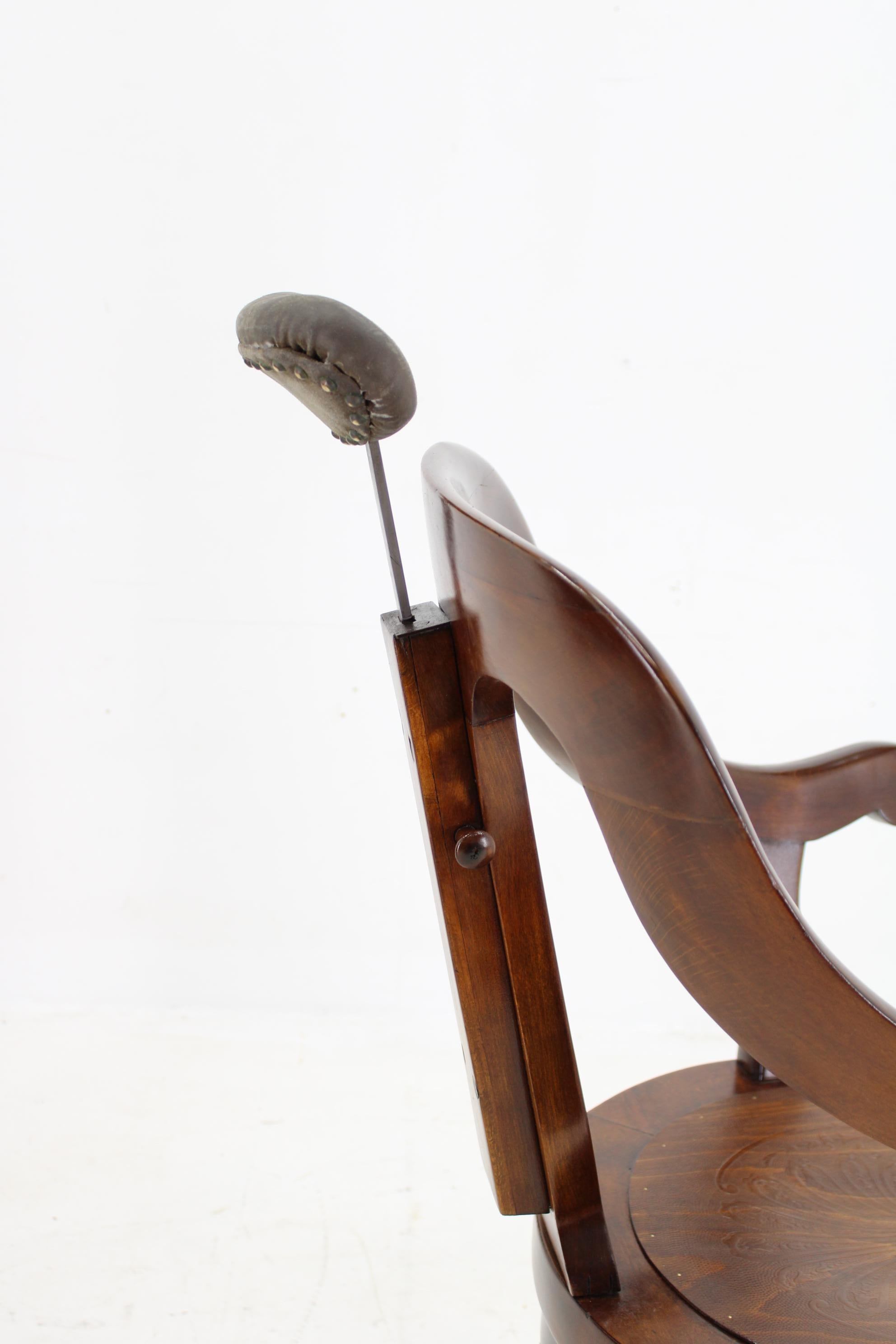 Rare chaise de barbier pivotante en hêtre restaurée des années 1920, Tchécoslovaquie en vente 5