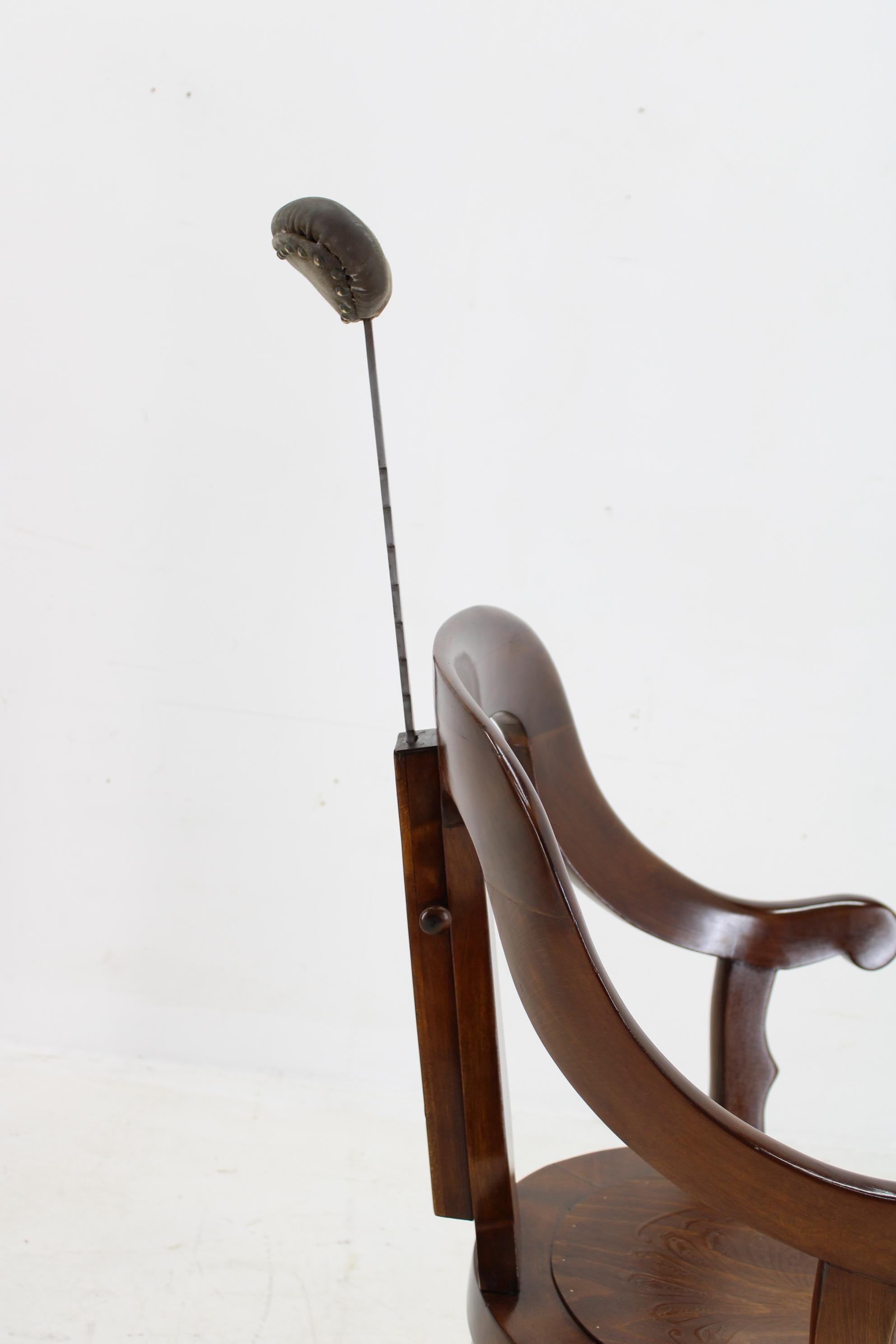 Rare chaise de barbier pivotante en hêtre restaurée des années 1920, Tchécoslovaquie en vente 6