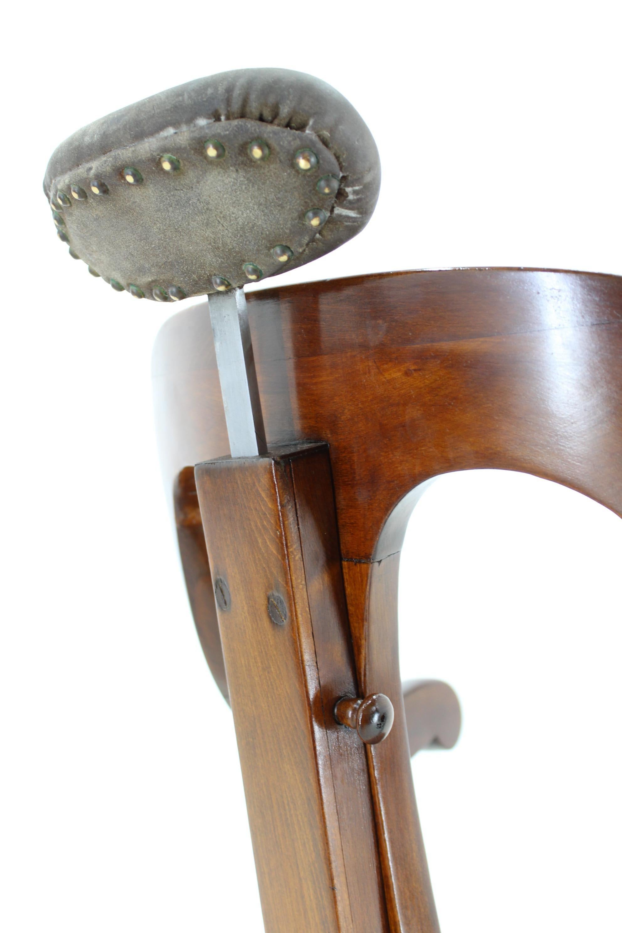 Rare chaise de barbier pivotante en hêtre restaurée des années 1920, Tchécoslovaquie en vente 7
